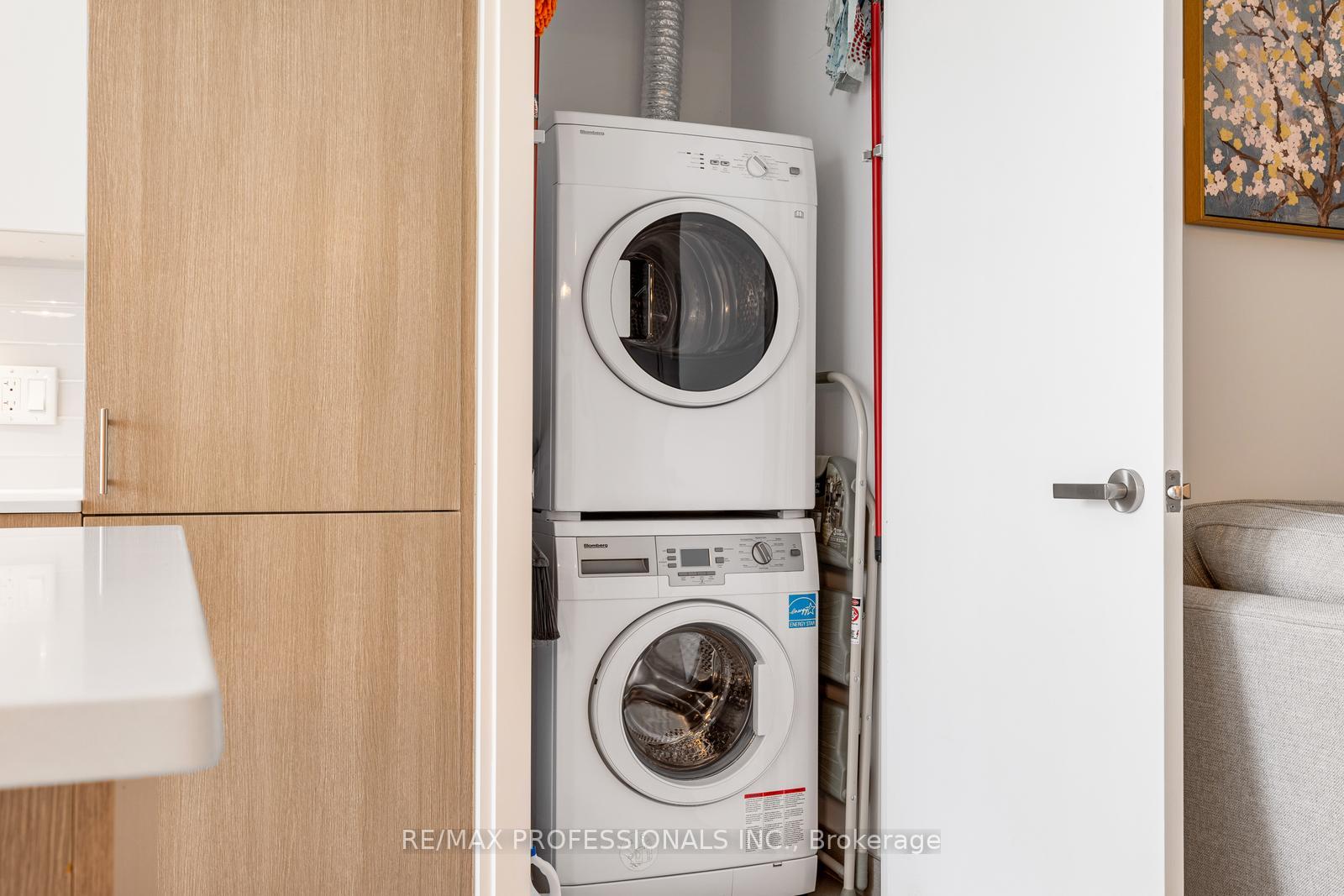 2 Bedrooms Condo at 38 Howard, Toronto For sale