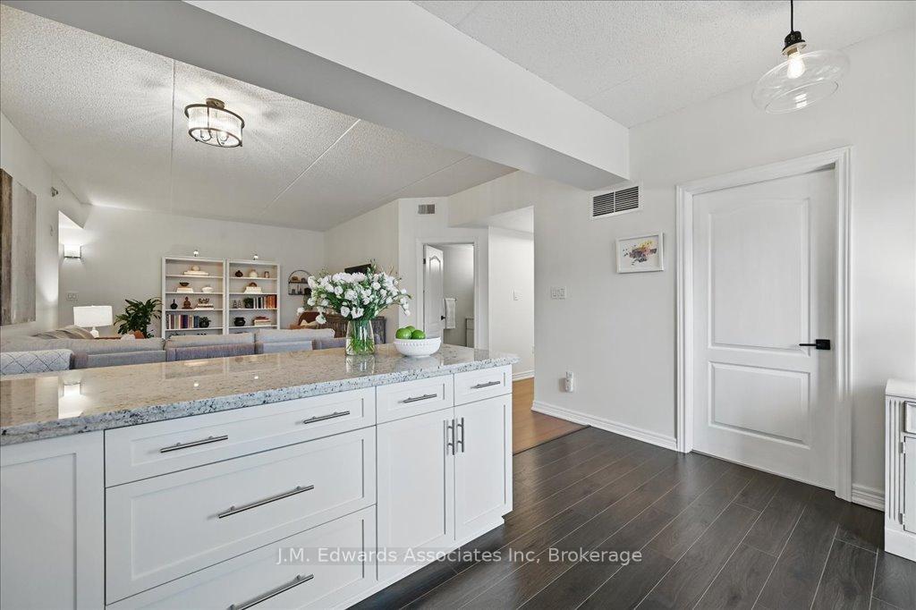 2 Bedrooms Condo at 4006 Kilmer, Burlington For sale