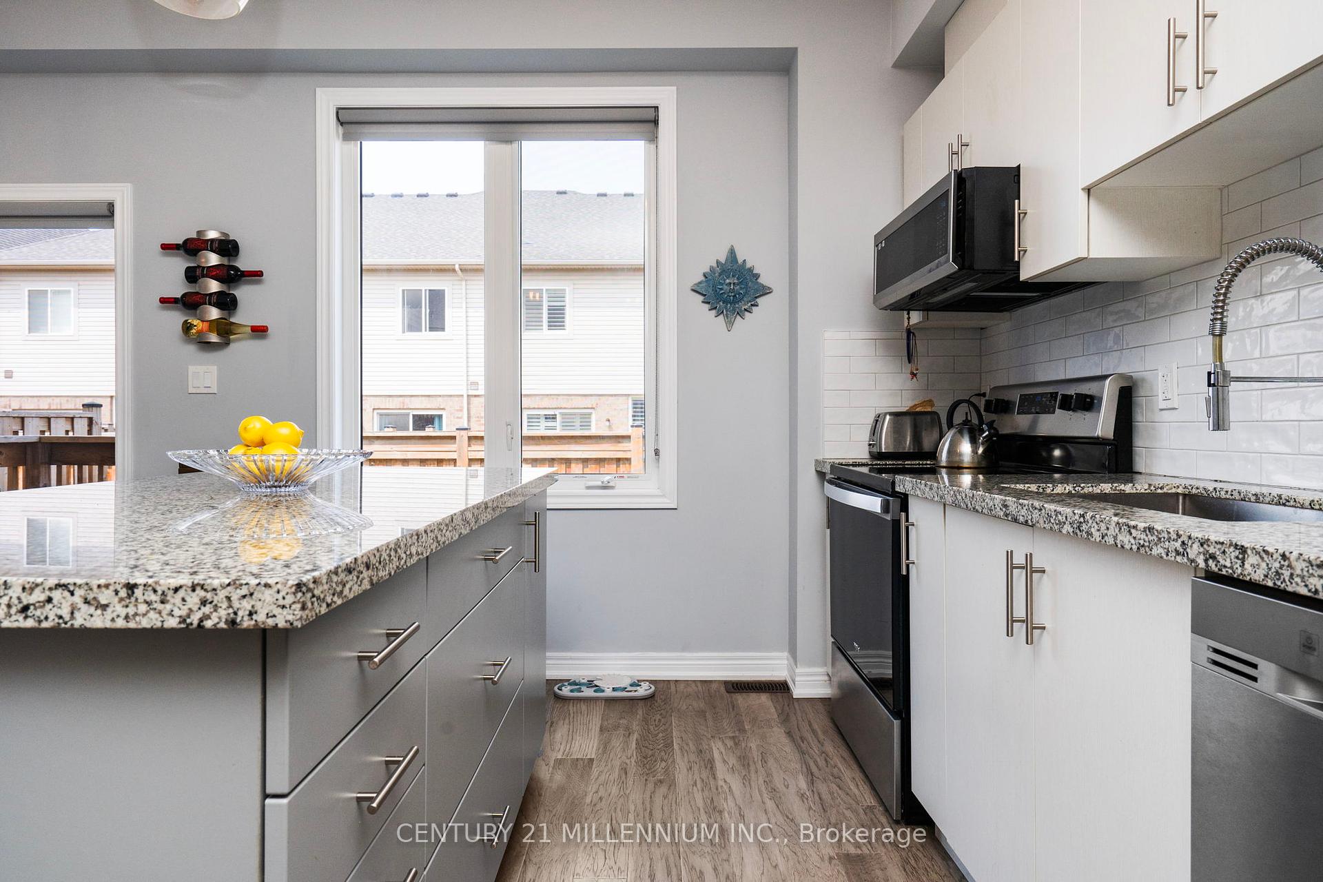 3 Bedrooms Condo at 19 Arietta, Hamilton For sale