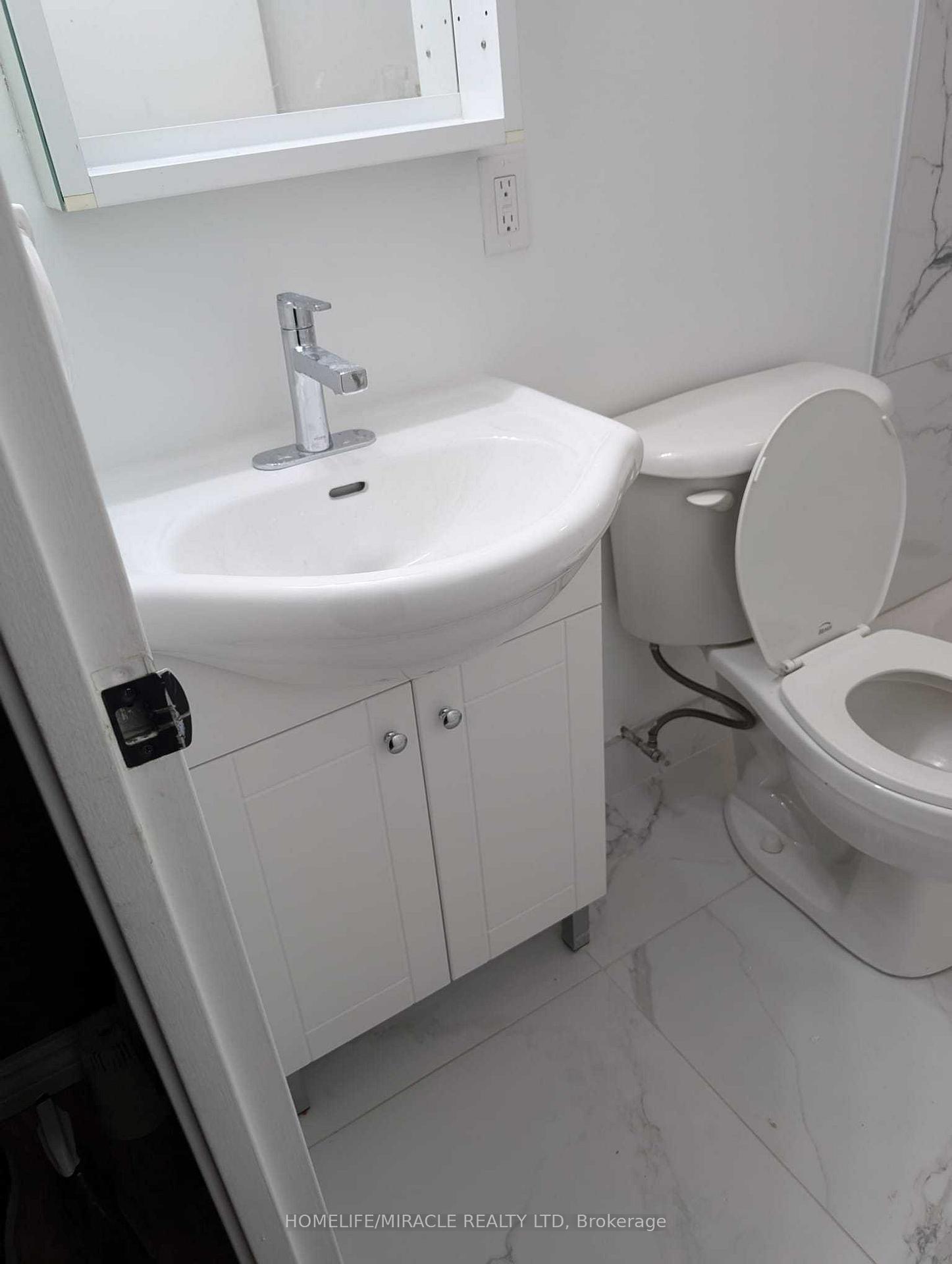 2 Bedrooms Condo at 41 Markbrook, Toronto For sale