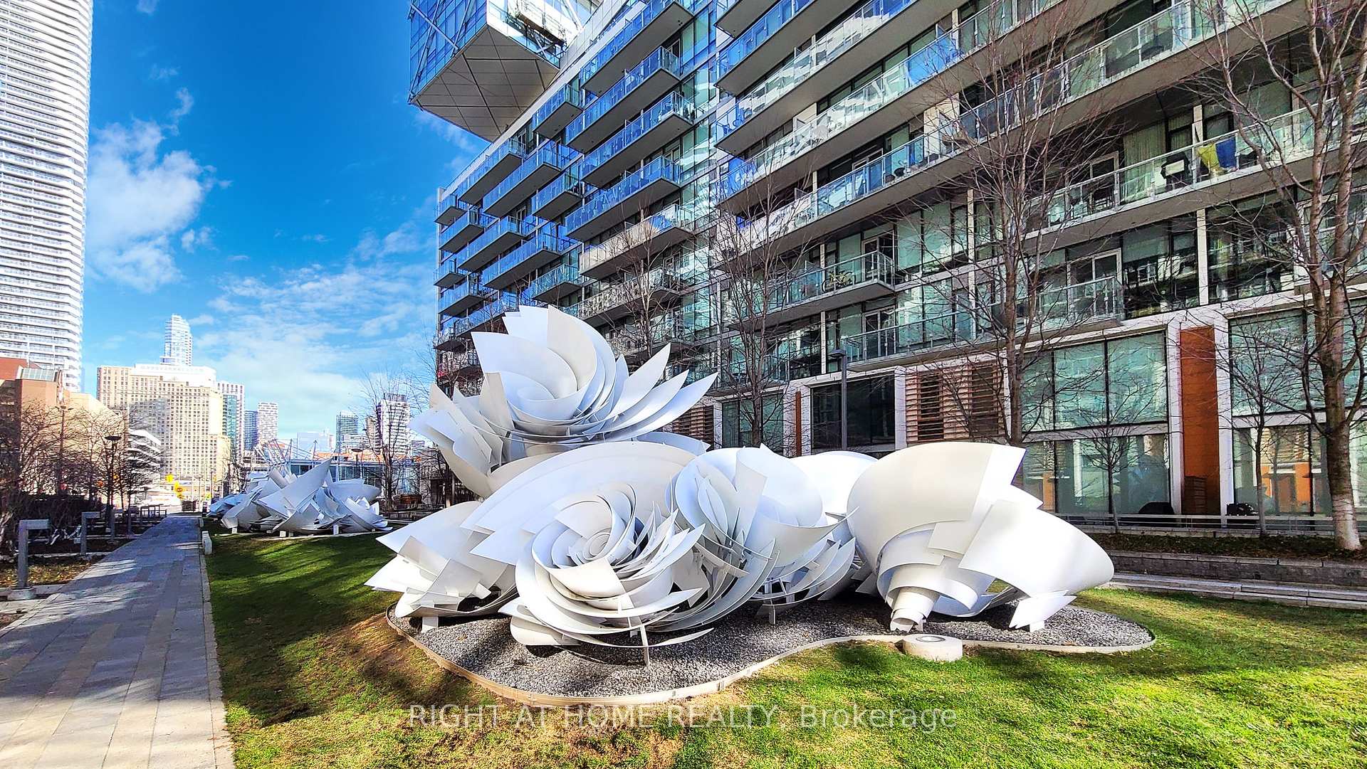 2 Bedrooms Condo at 15 Queens, Toronto For sale