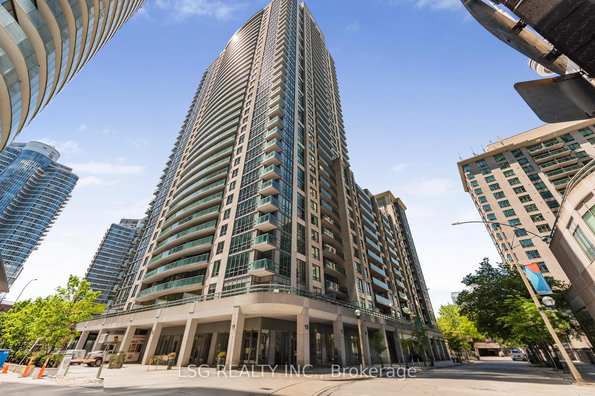 2 Bedrooms Condo at 19 Grand Trunk, Toronto For sale