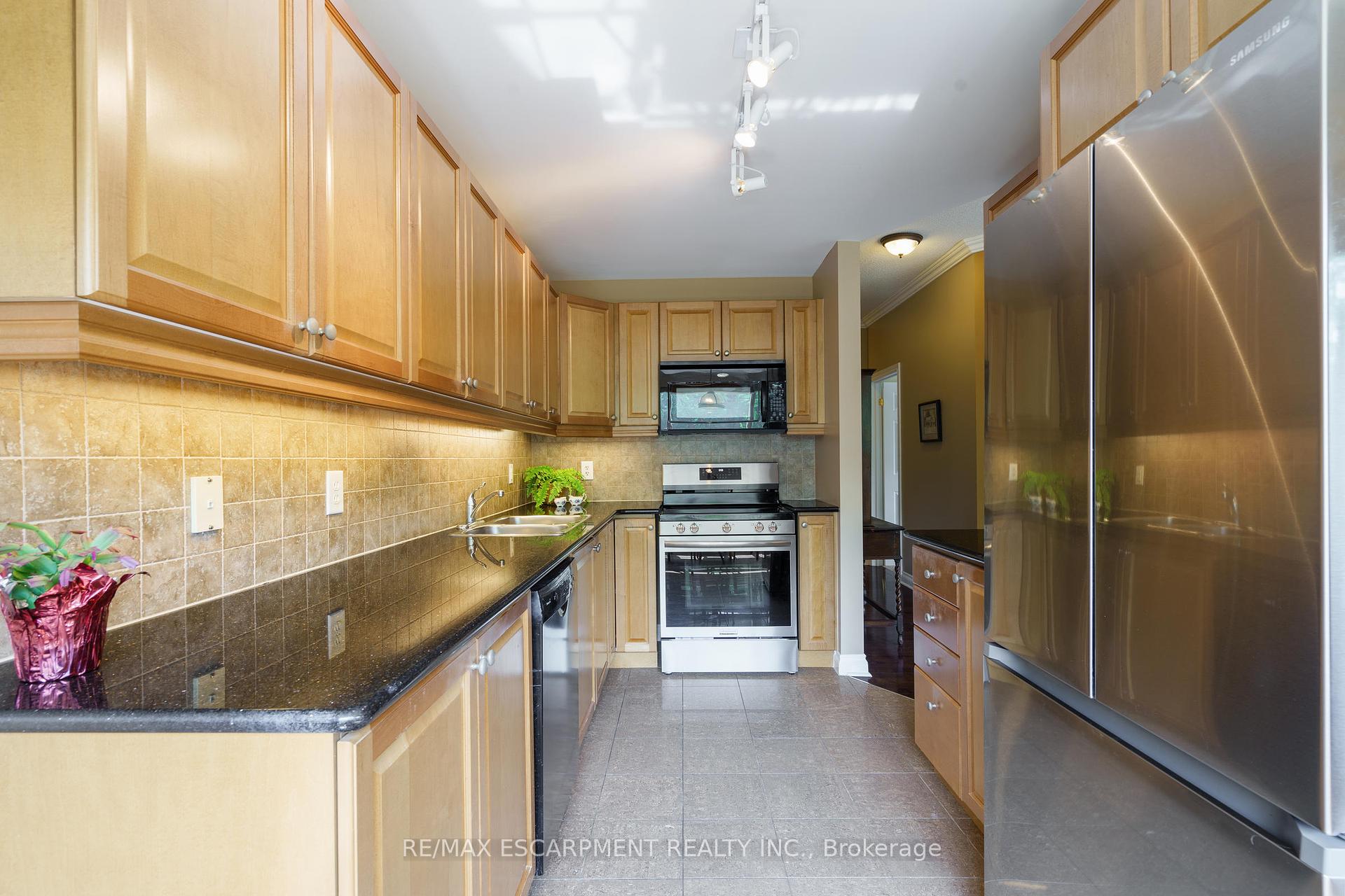 2 Bedrooms Condo at 4000 Creekside, Hamilton For sale