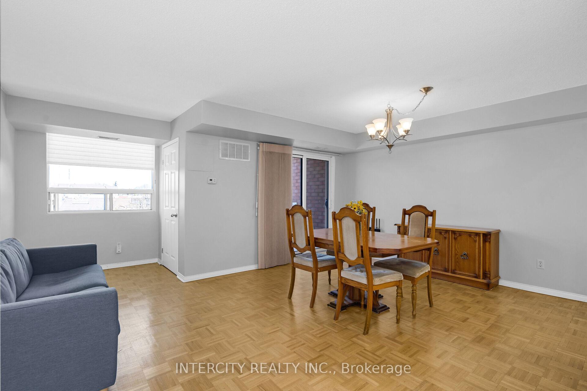 3 Bedrooms Condo at 32 Tannery, Mississauga For sale