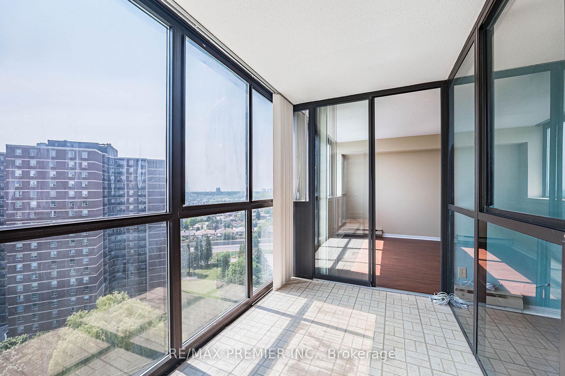 3 Bedrooms Condo at 40 Richview, Toronto For sale