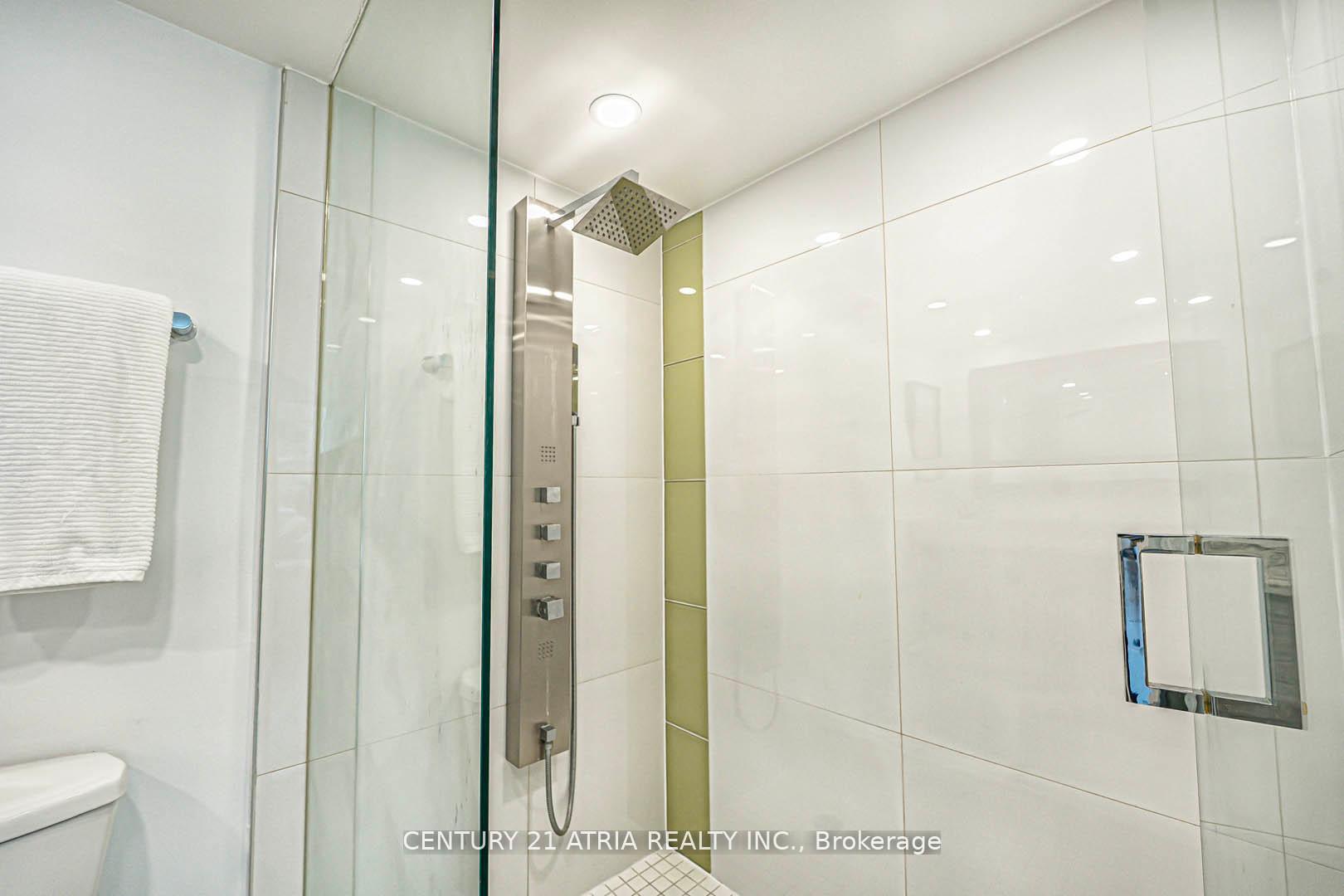 2 Bedrooms Condo at 350 Webb, Mississauga For sale