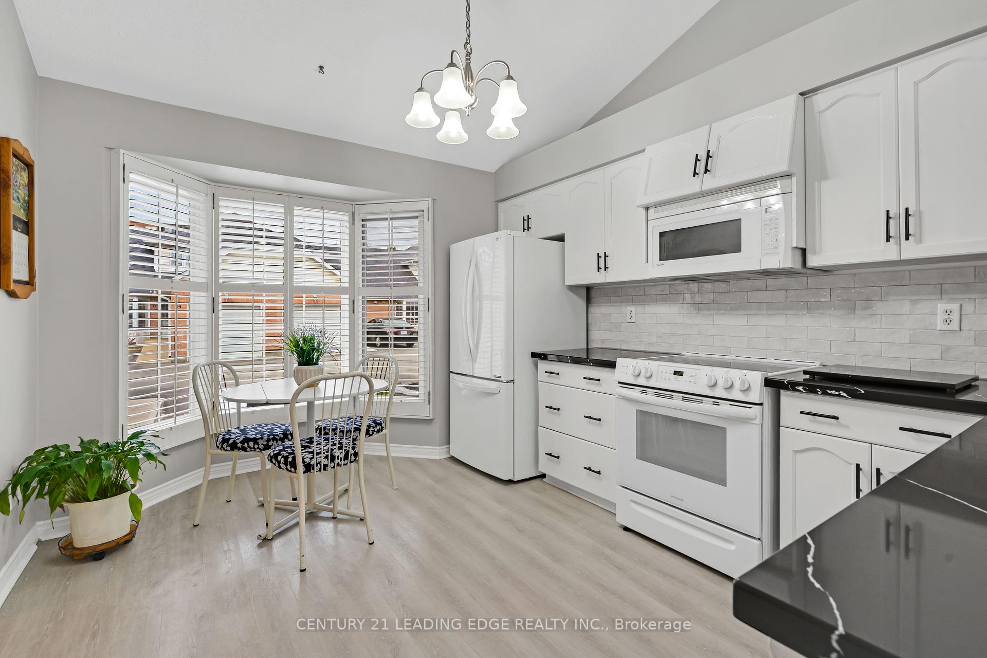 3 Bedrooms Condo at 2435 Woodward,  Burlington For sale