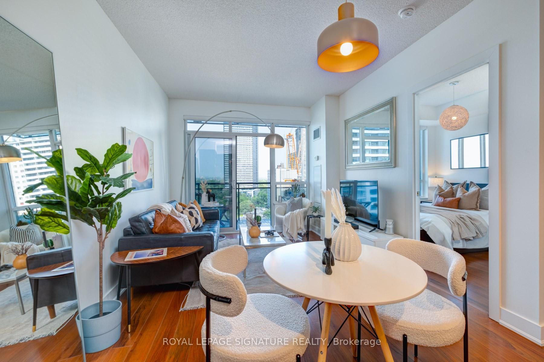 2 Bedrooms Condo at 28 Linden, Toronto For sale