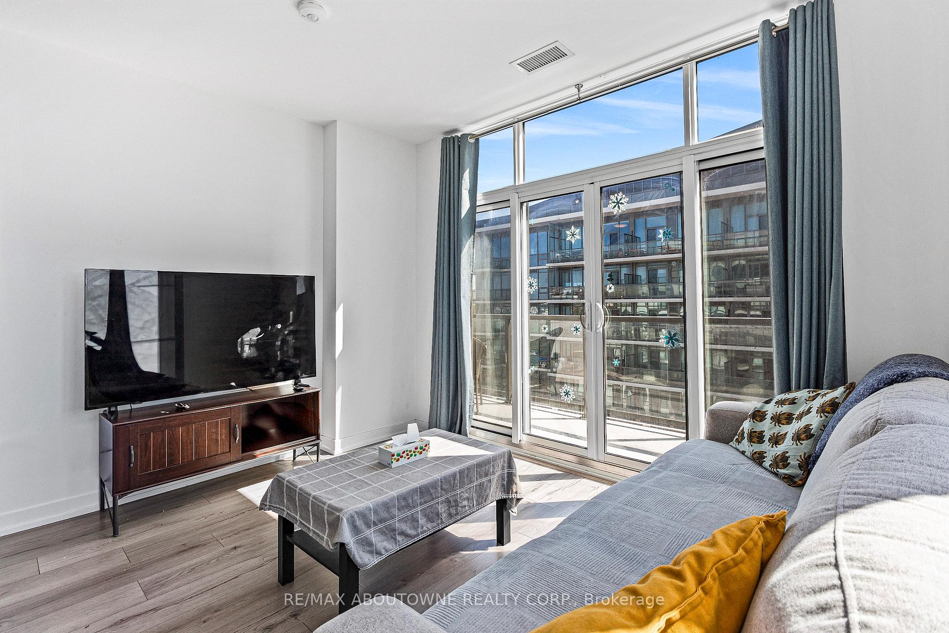 3 Bedrooms Condo at 1195 The Queensway, Toronto For sale