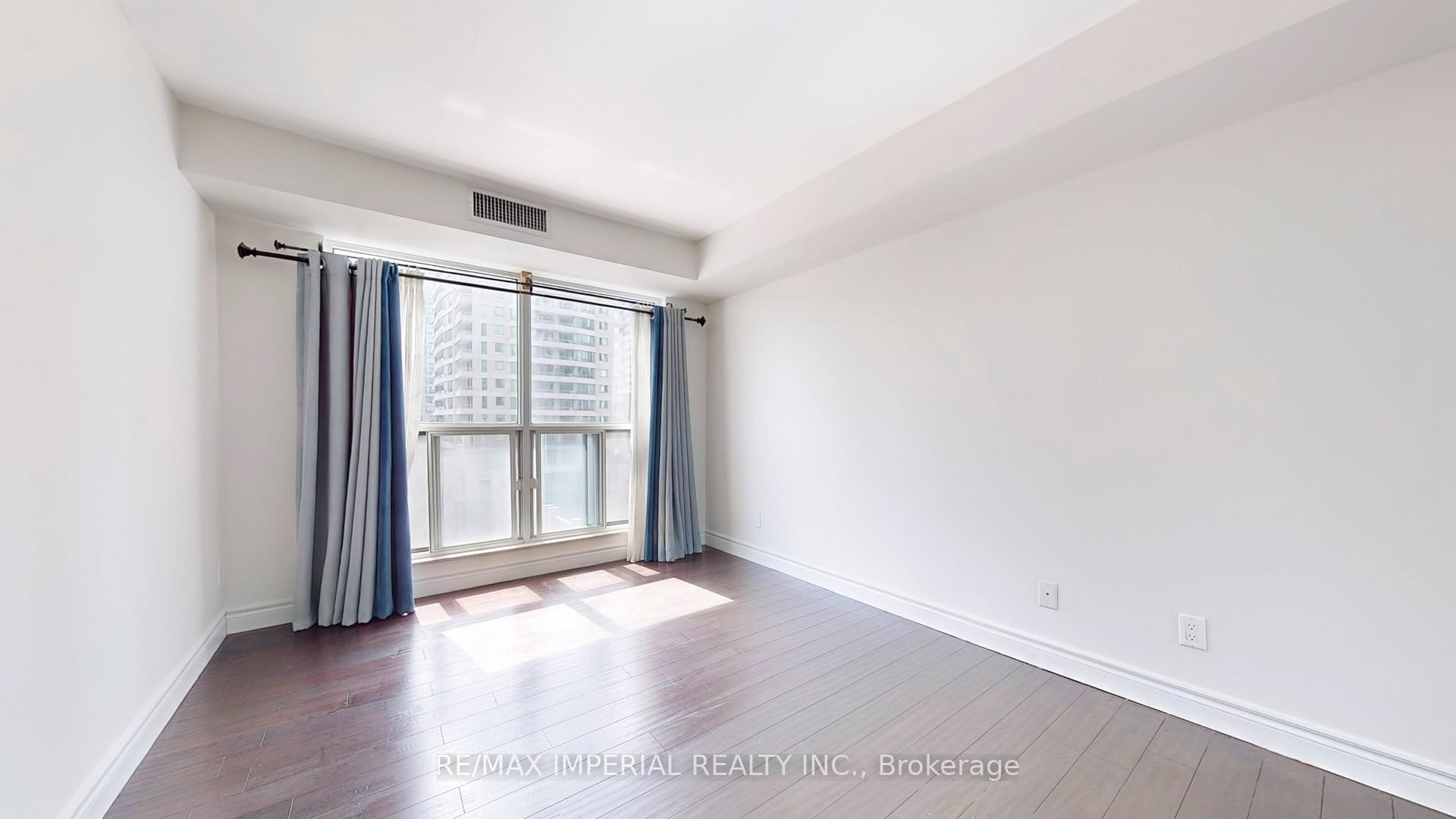 3 Bedrooms Condo at 18 Hollywood, Toronto For sale