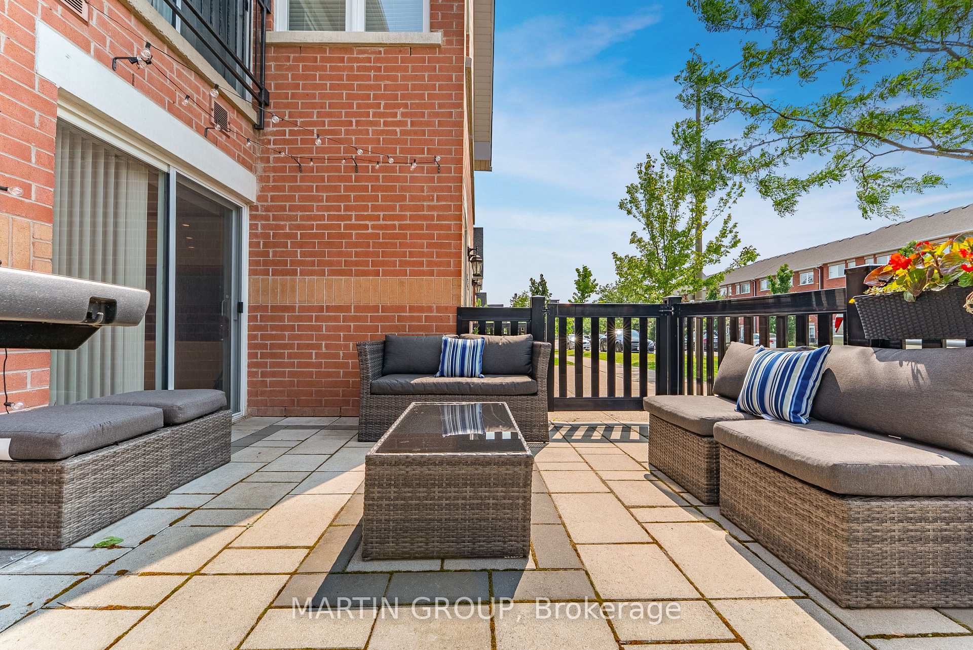 2 Bedrooms Condo at 1701 Lampman, Burlington For sale