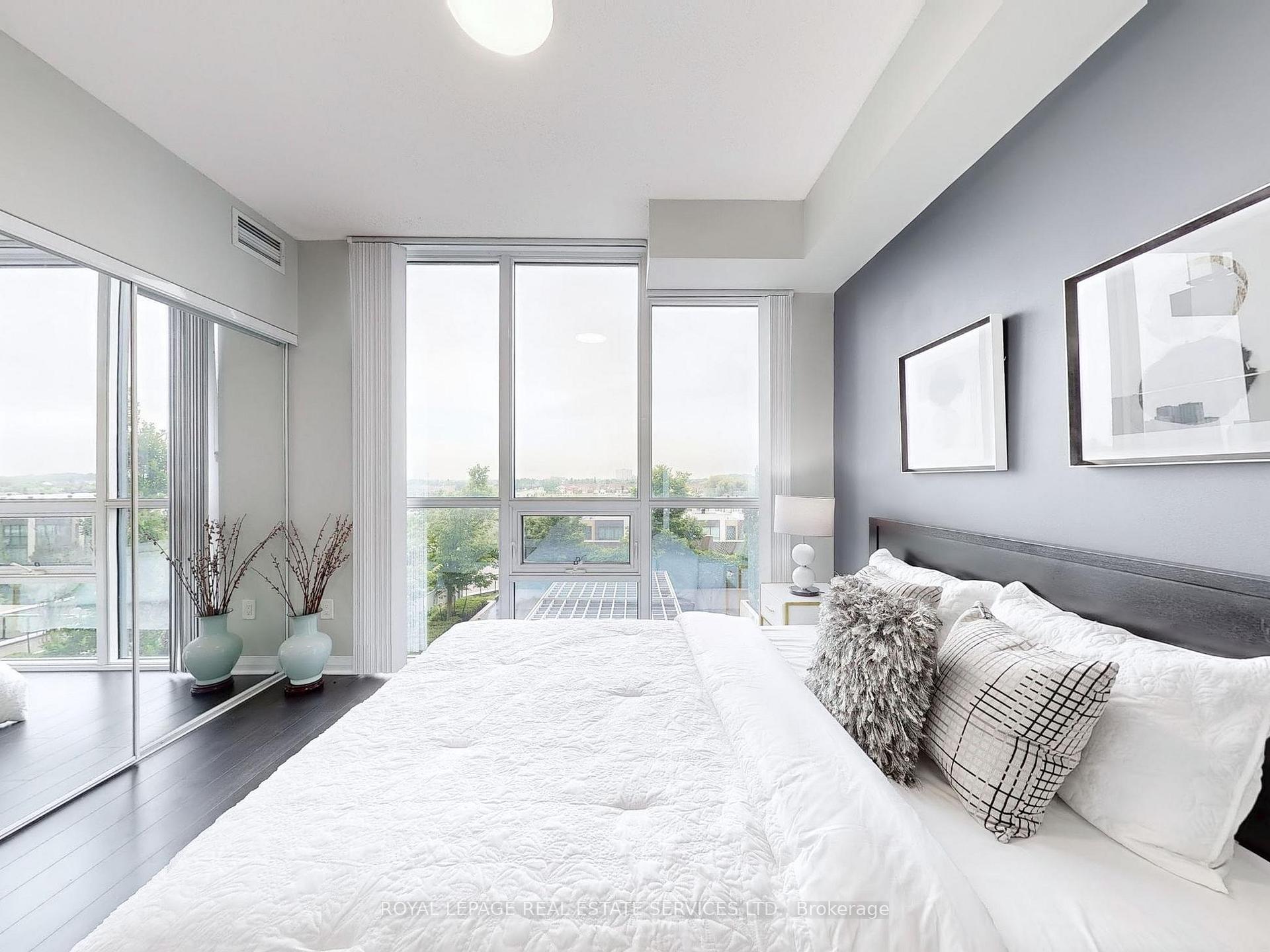 3 Bedrooms Condo at 5025 Four Springs, Mississauga For sale
