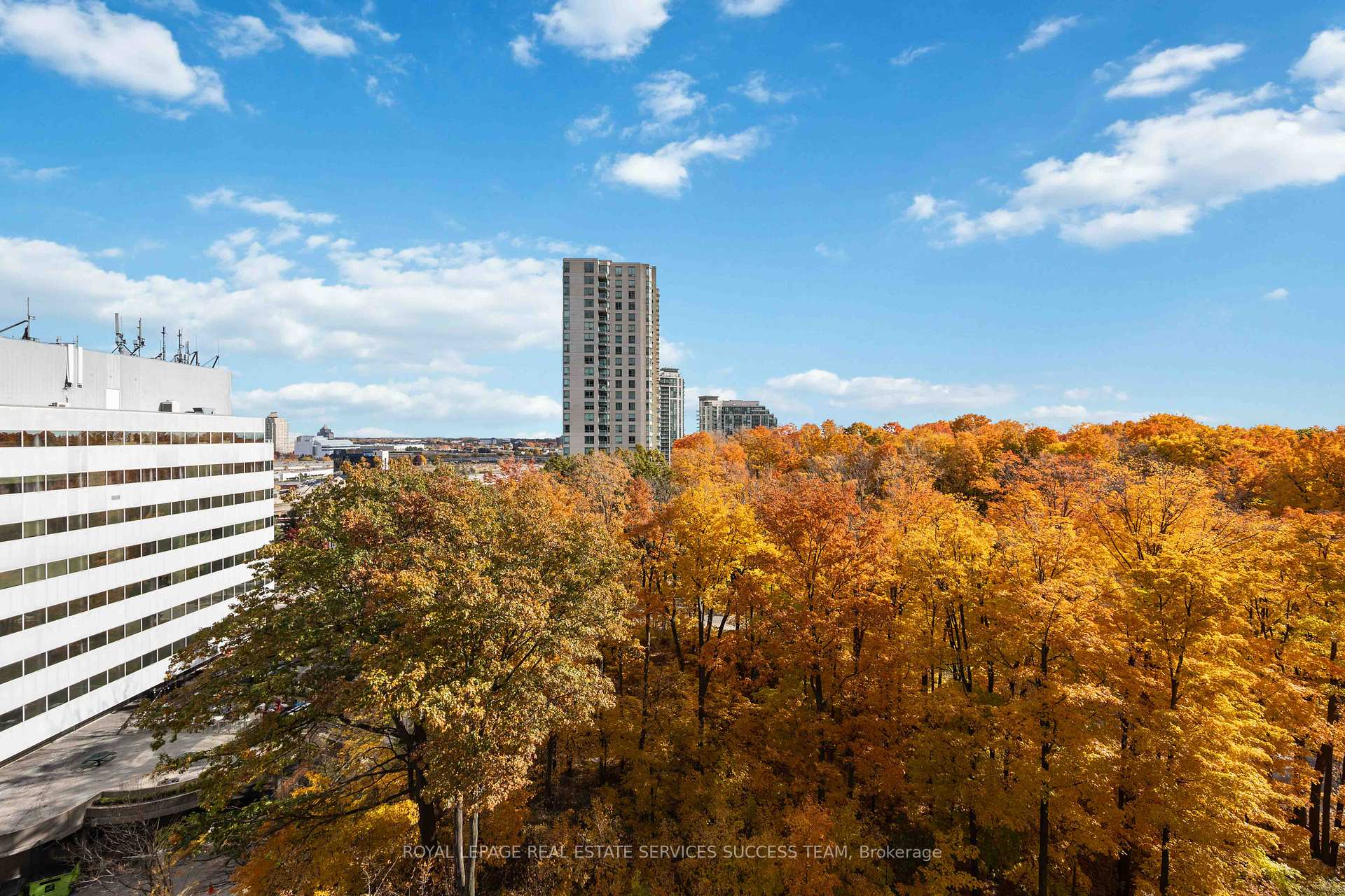 2 Bedrooms Condo at 25 Town Centre,  Toronto For sale