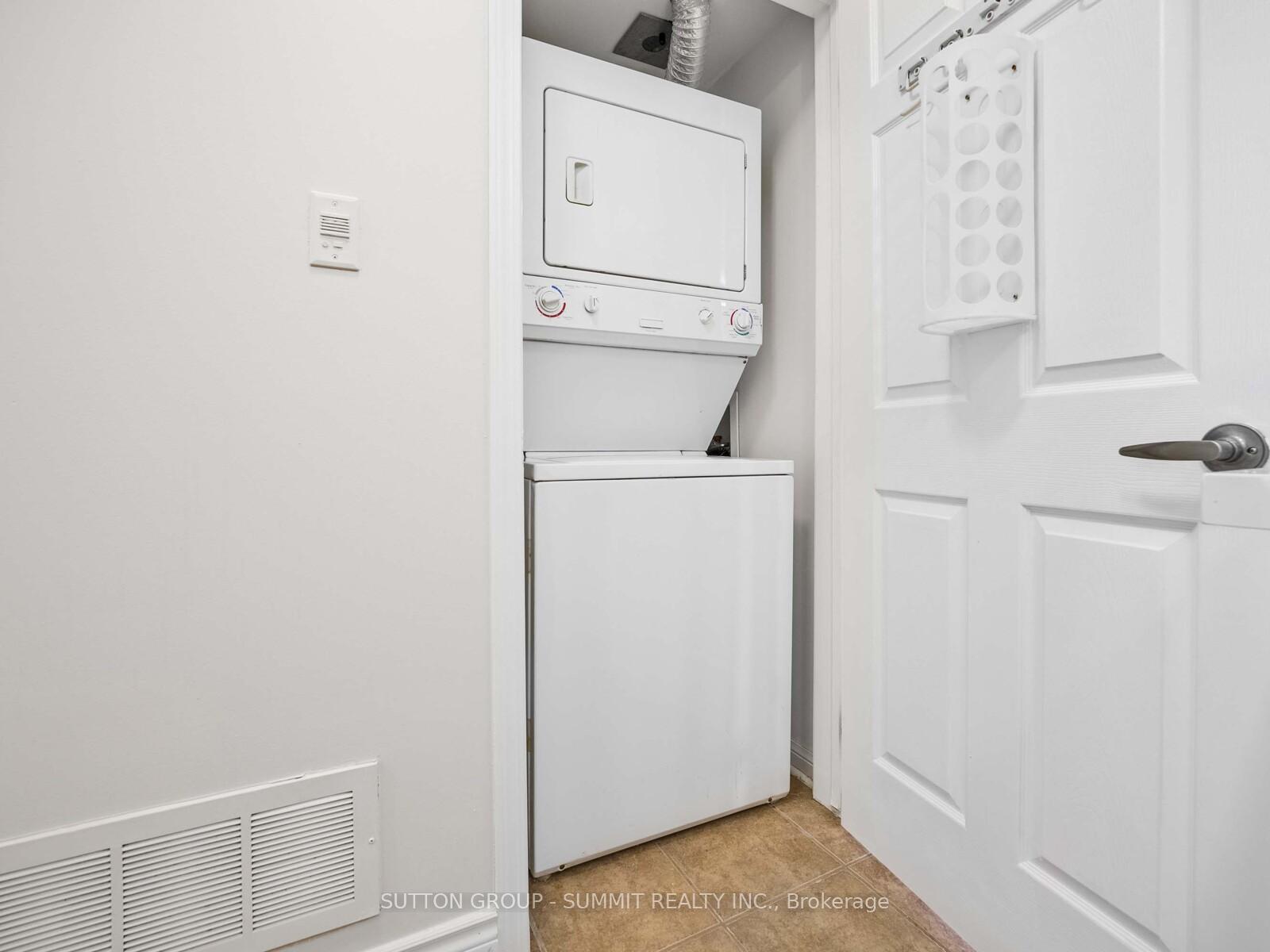 3 Bedrooms Condo at 614 Shoreline, Mississauga For sale
