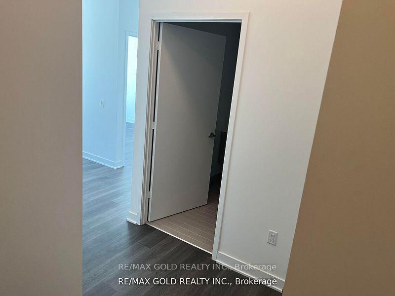 3 Bedrooms Condo at 3900 Confederation, Mississauga For sale
