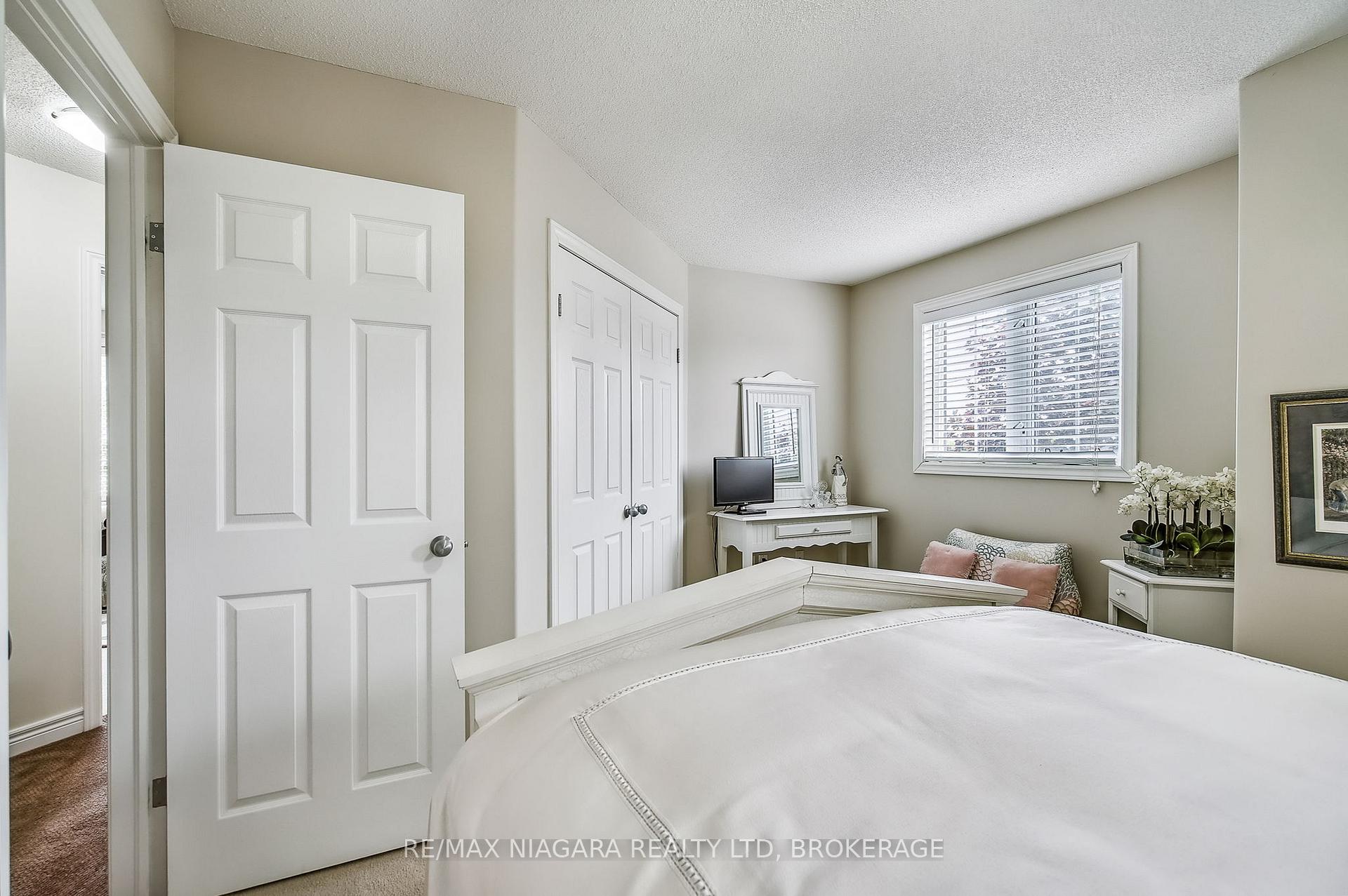 3 Bedrooms Condo at 5 Liddycoat, Hamilton For sale
