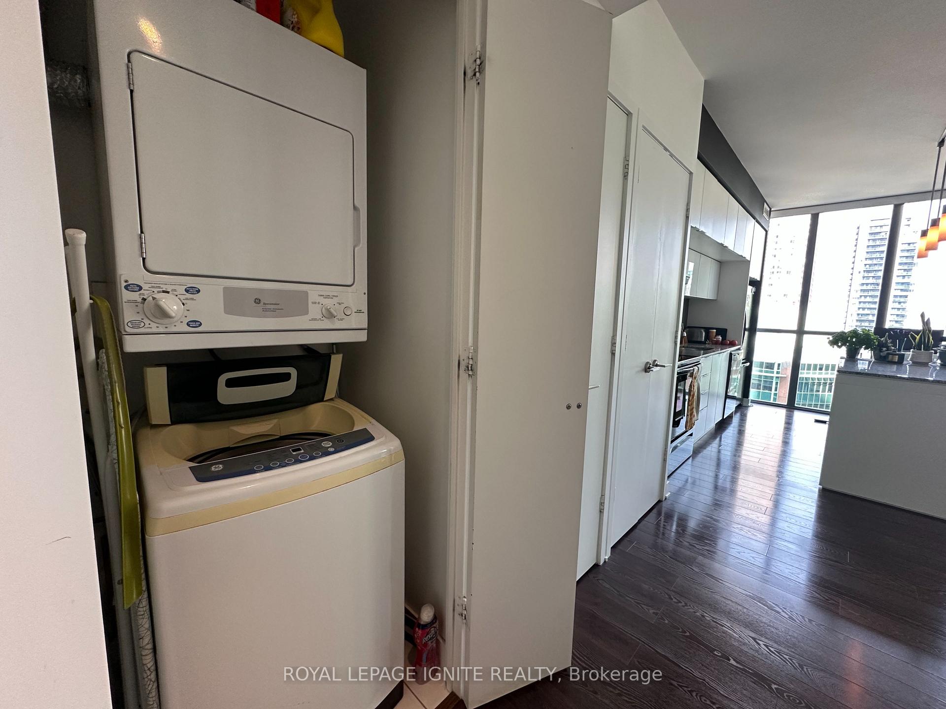 2 Bedrooms Condo at 110 Charles, Toronto For sale