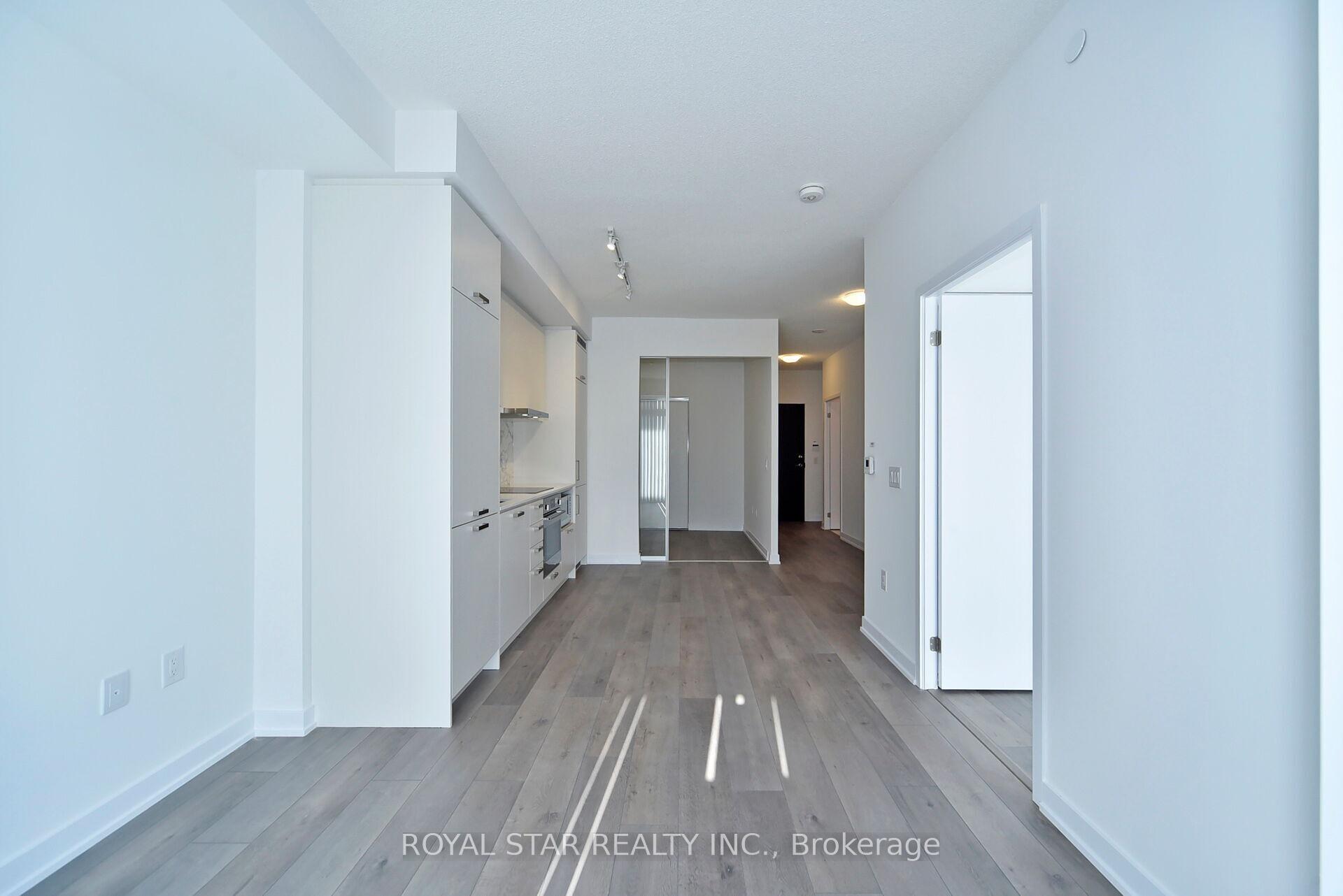 2 Bedrooms Condo at 10 Honeycrisp, Vaughan For sale