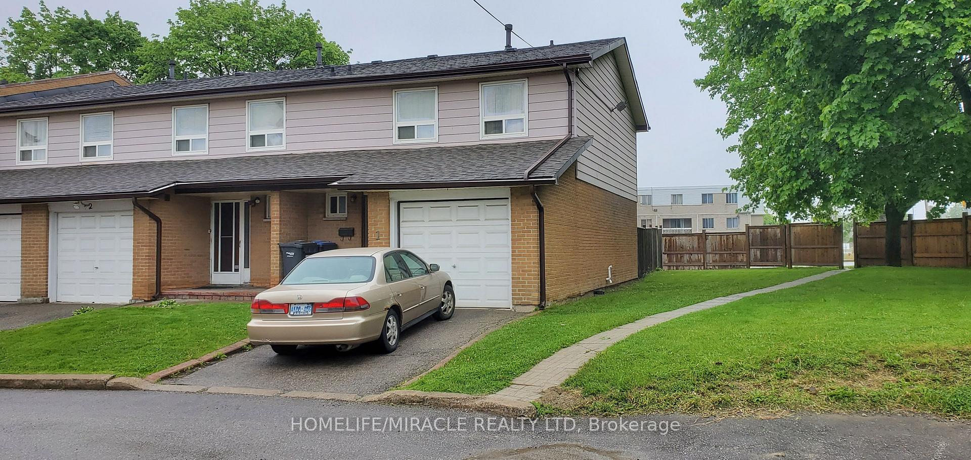 3 Bedrooms Condo at 3525 Brandon, Mississauga For sale
