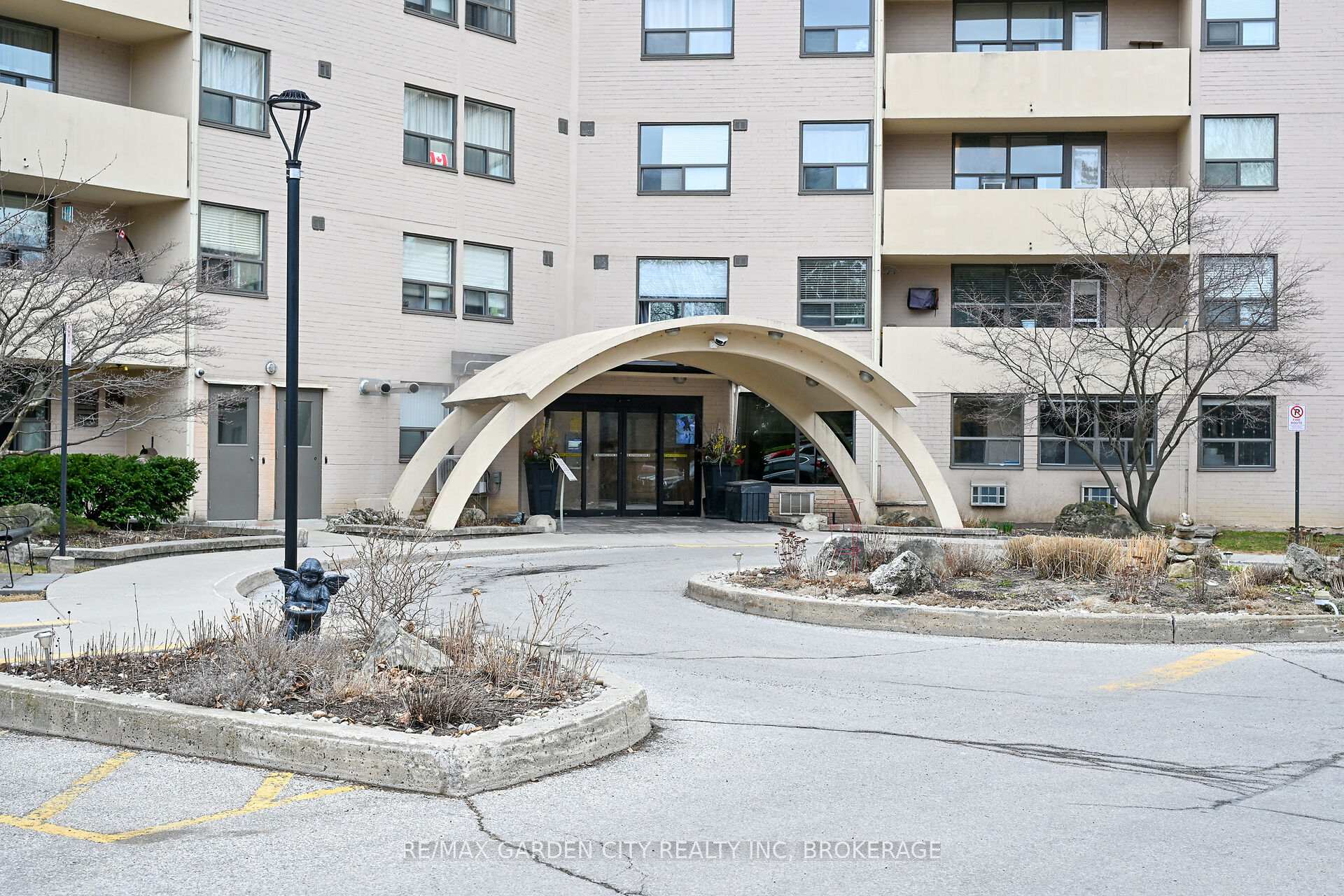 1 Bedroom Condo at 700 Dynes, Burlington For sale