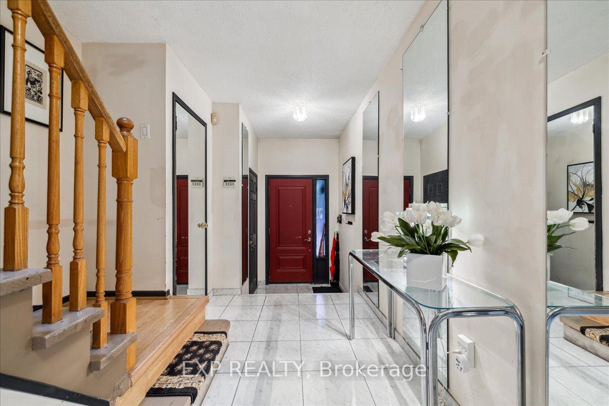 3 Bedrooms Condo at 62 Tamarack, Toronto For sale