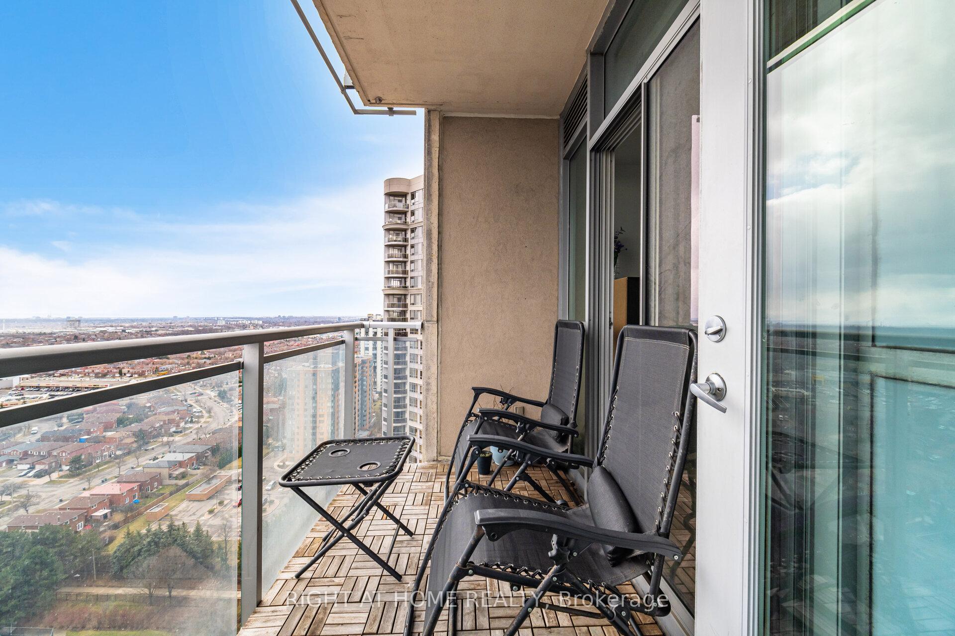 2 Bedrooms Condo at 225 Webb, Mississauga For sale
