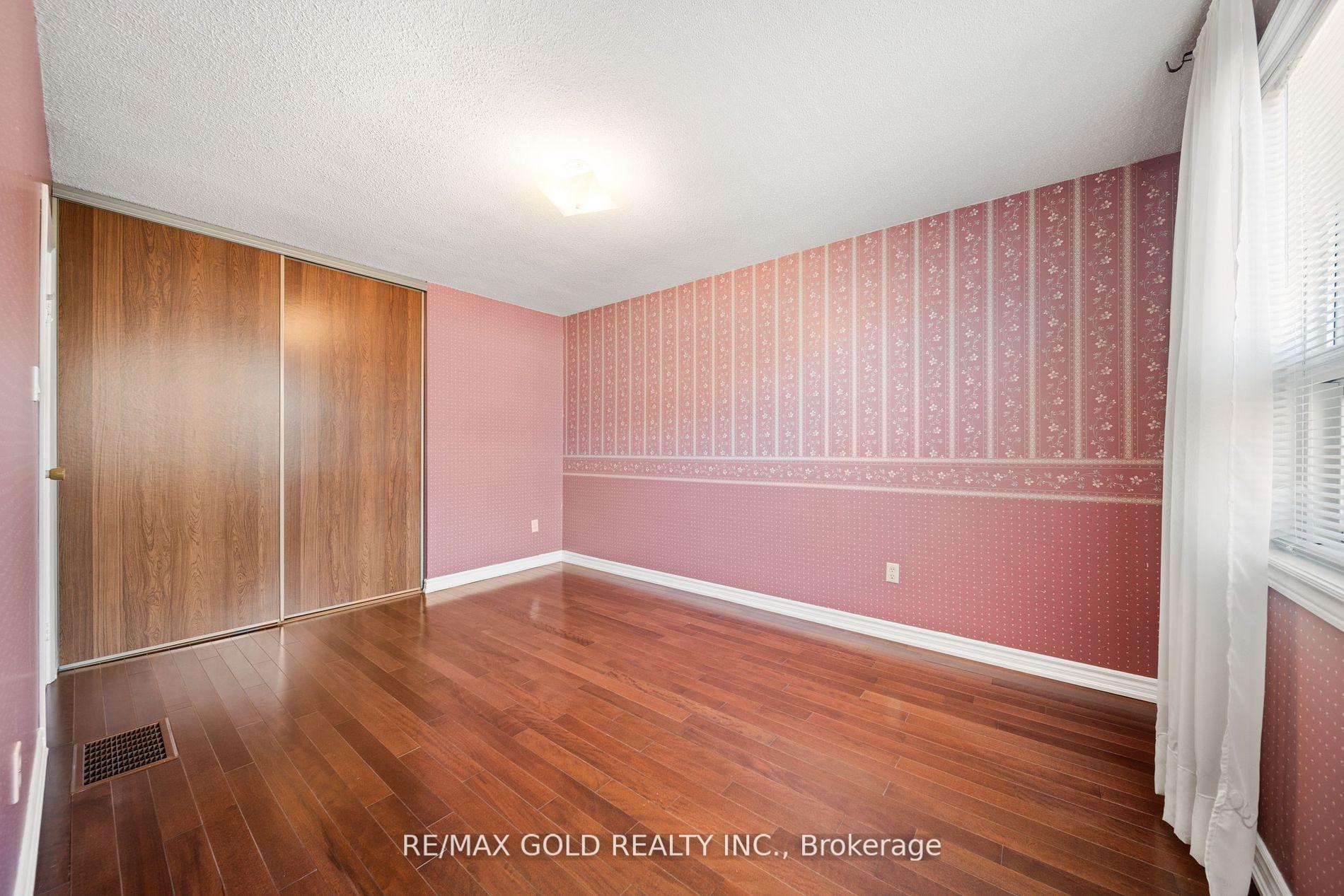4 Bedrooms Condo at 1050 Shawnmarr, Mississauga For sale