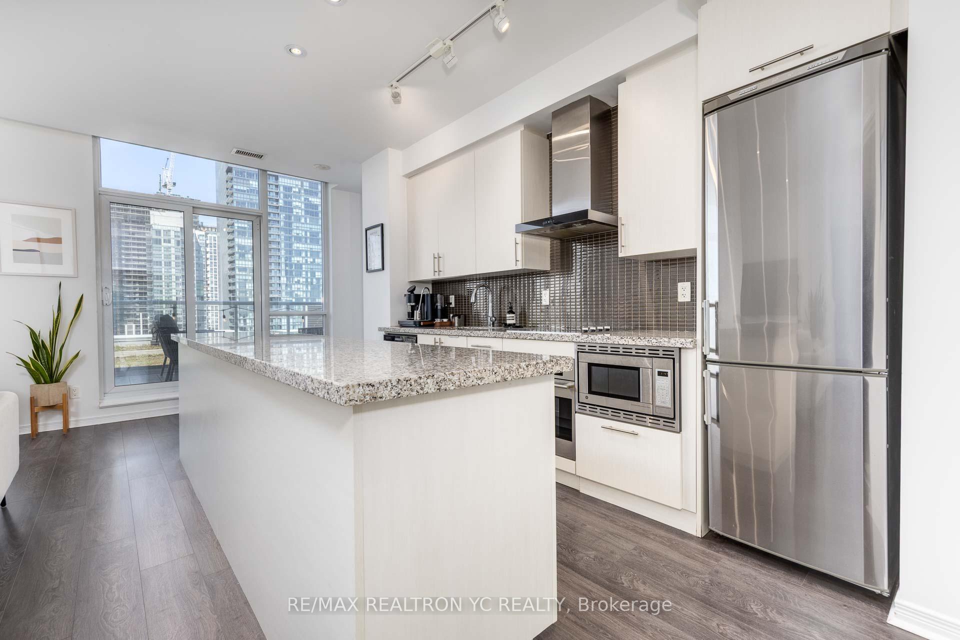 2 Bedrooms Condo at 352 Front, Toronto For sale