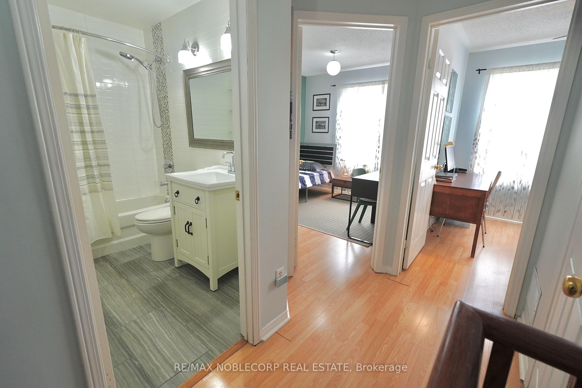 4 Bedrooms Condo at 17 Overlea, Toronto For sale