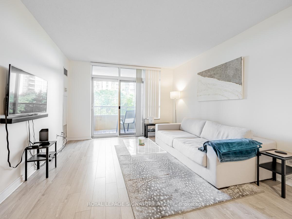 2 Bedrooms Condo at 35 Kingsbridge Garden, Mississauga For sale
