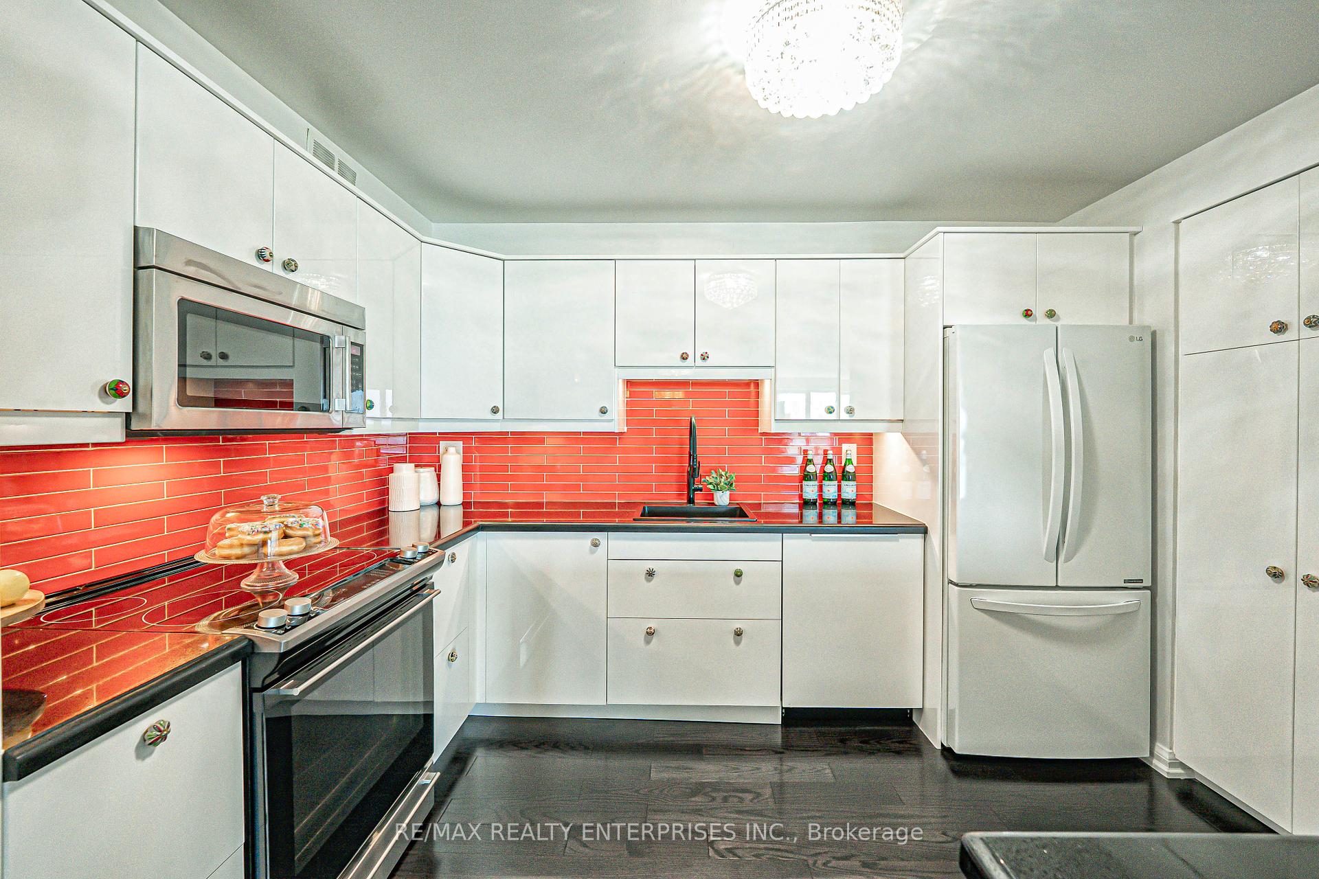 3 Bedrooms Condo at 1400 Dixie, Mississauga For sale