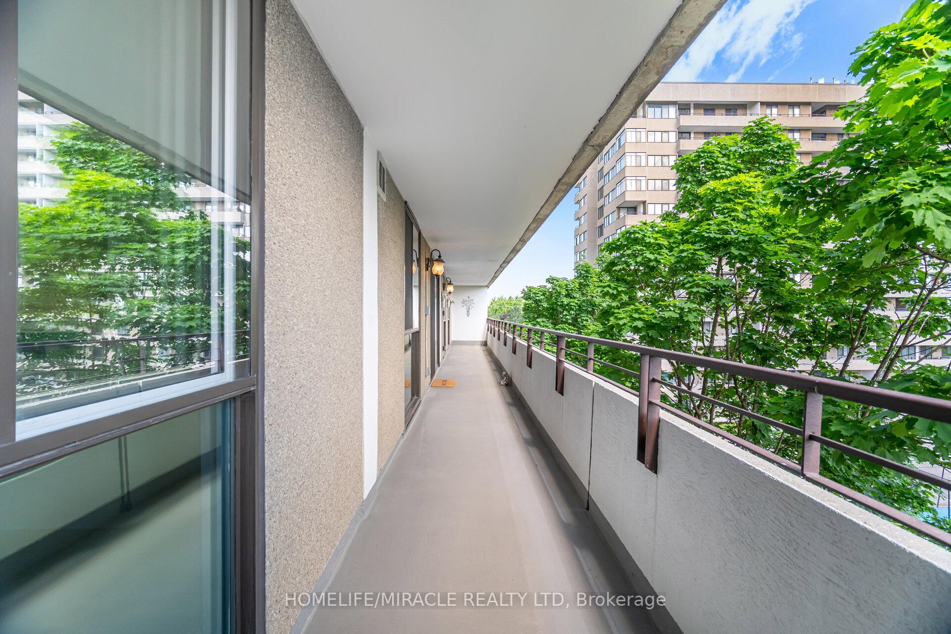 3 Bedrooms Condo at 1320 Mississauga valley, Mississauga For sale