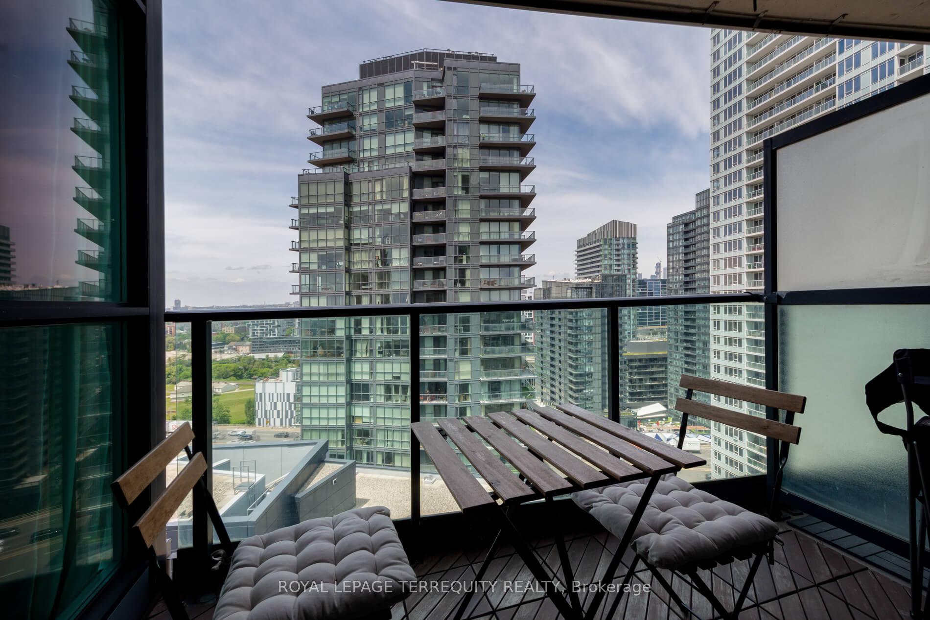 2 Bedrooms Condo at 600 Fleet, Toronto For sale