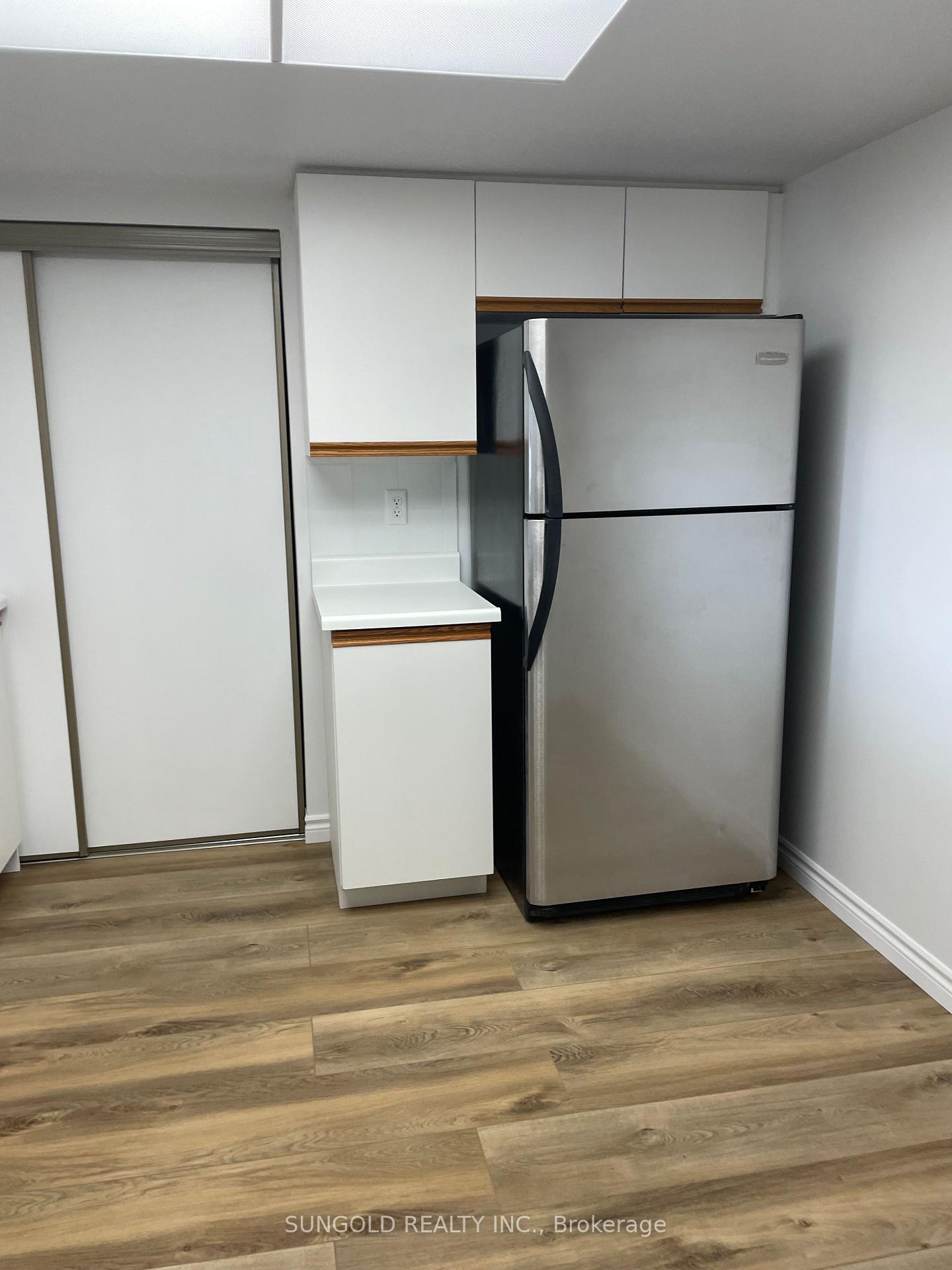 3 Bedrooms Condo at 30 Thunder,  Toronto For sale