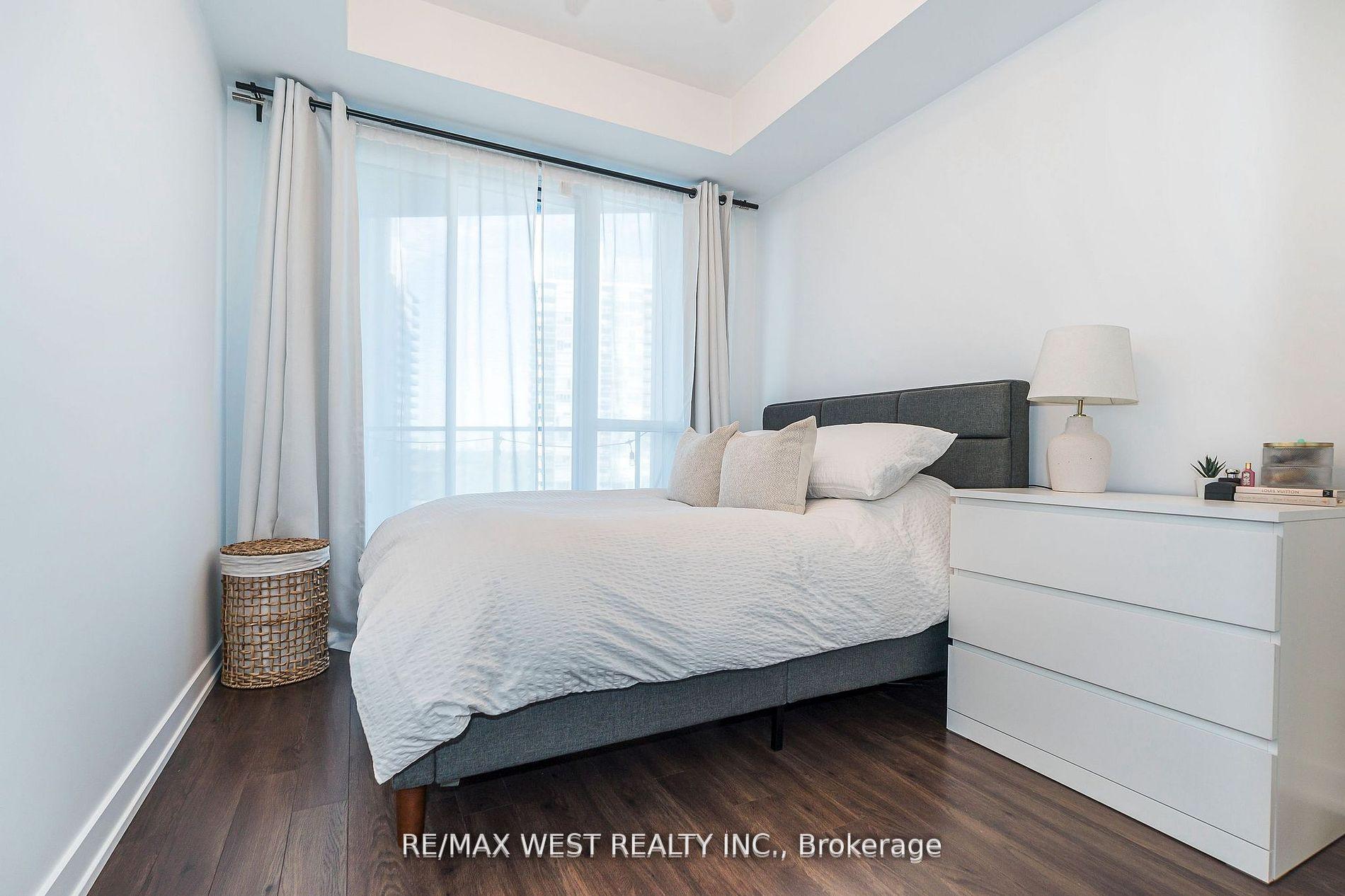 1 Bedroom Condo at 10 Park Lawn, Toronto For sale