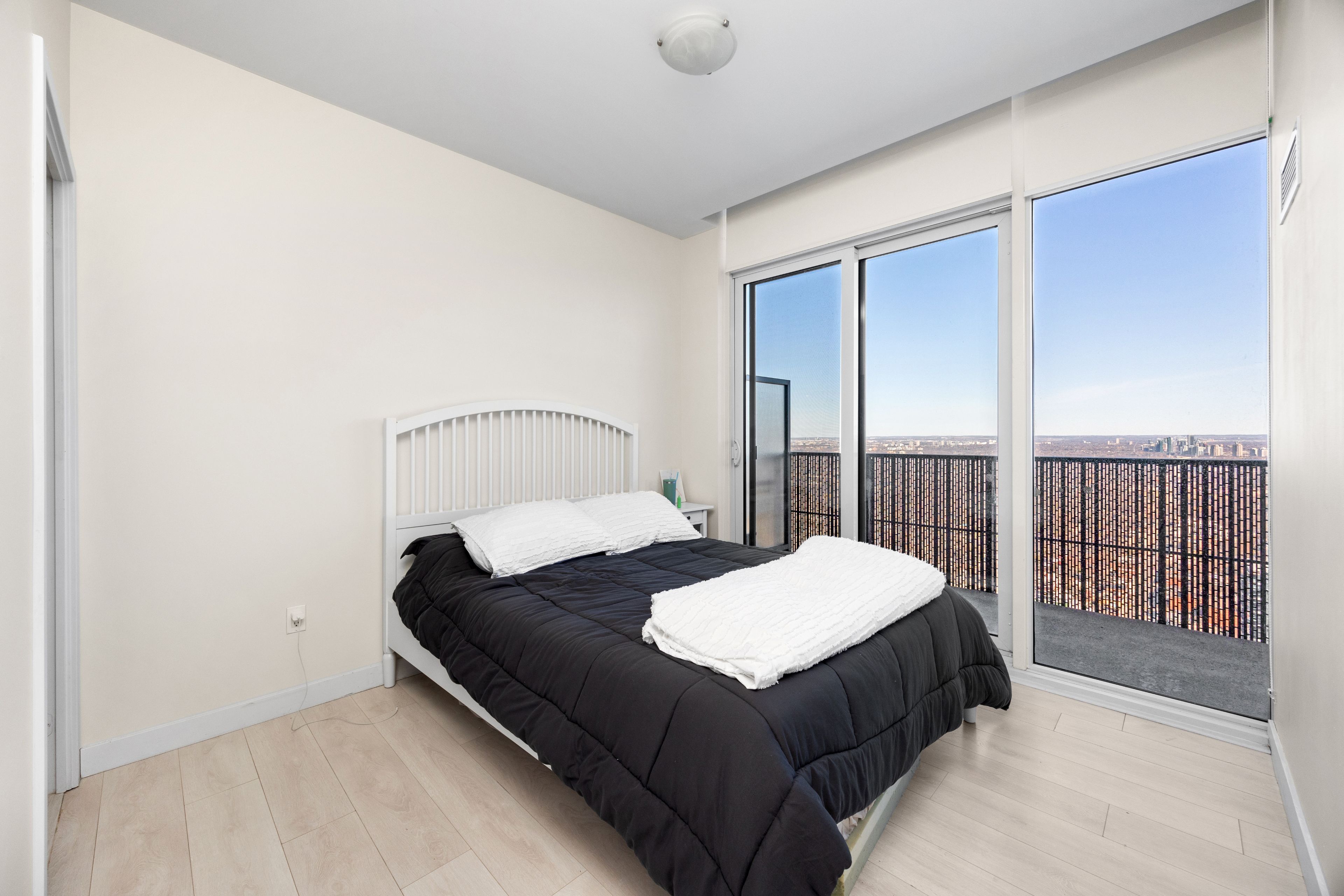8 Eglinton Avenue E 5807