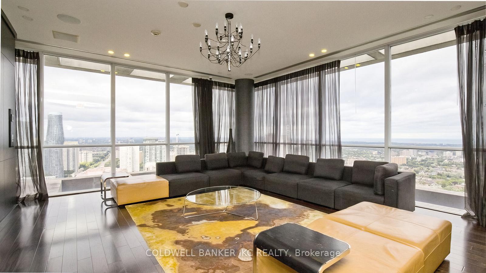 2 Bedrooms Condo at 223 Webb, Mississauga For sale