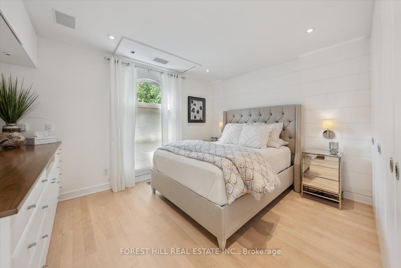 3 Bedrooms Condo at 10 Buller, Toronto For sale