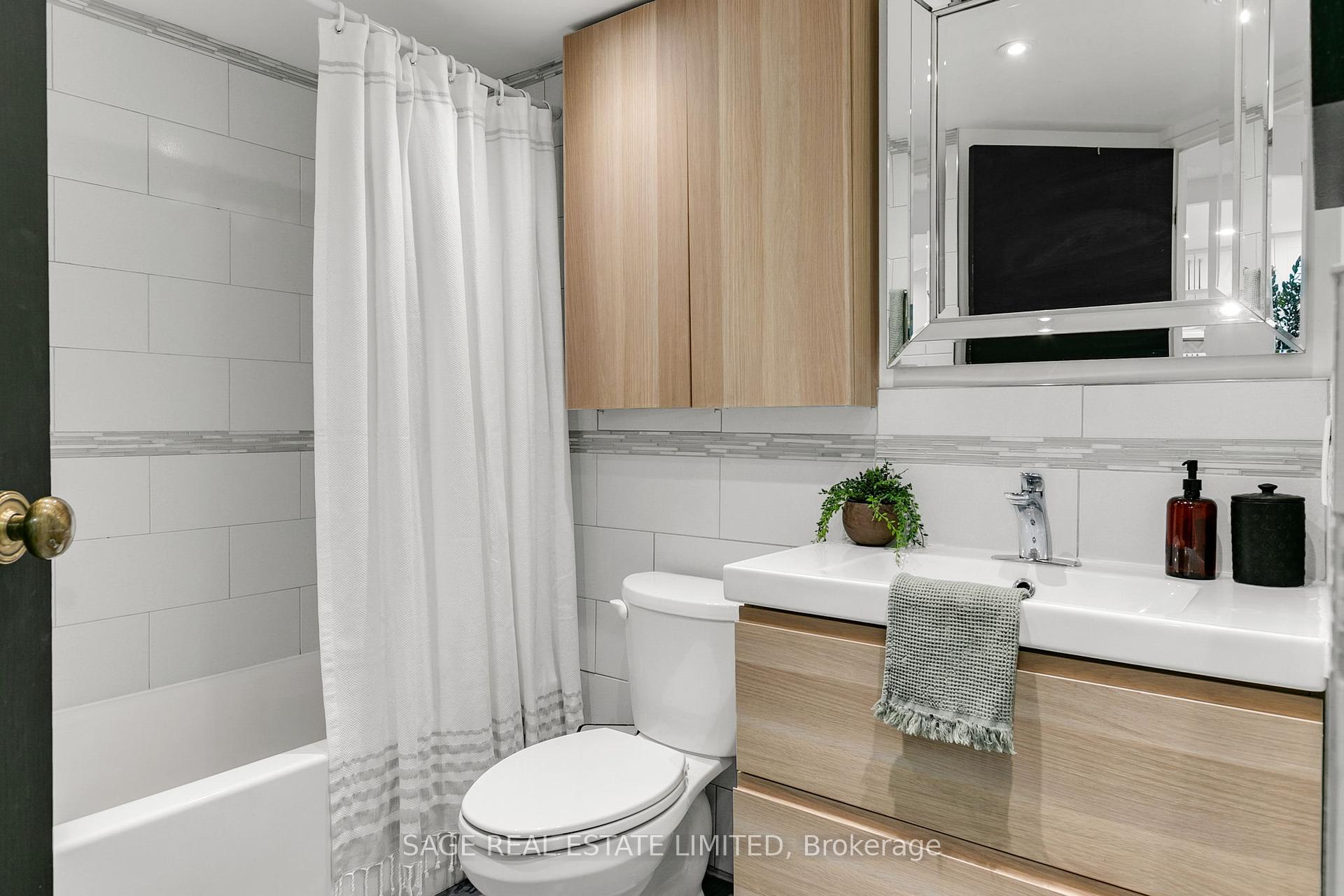 2 Bedrooms Condo at 15 Maitland, Toronto For sale