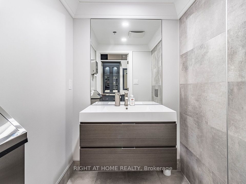 BATHROOM-HIS