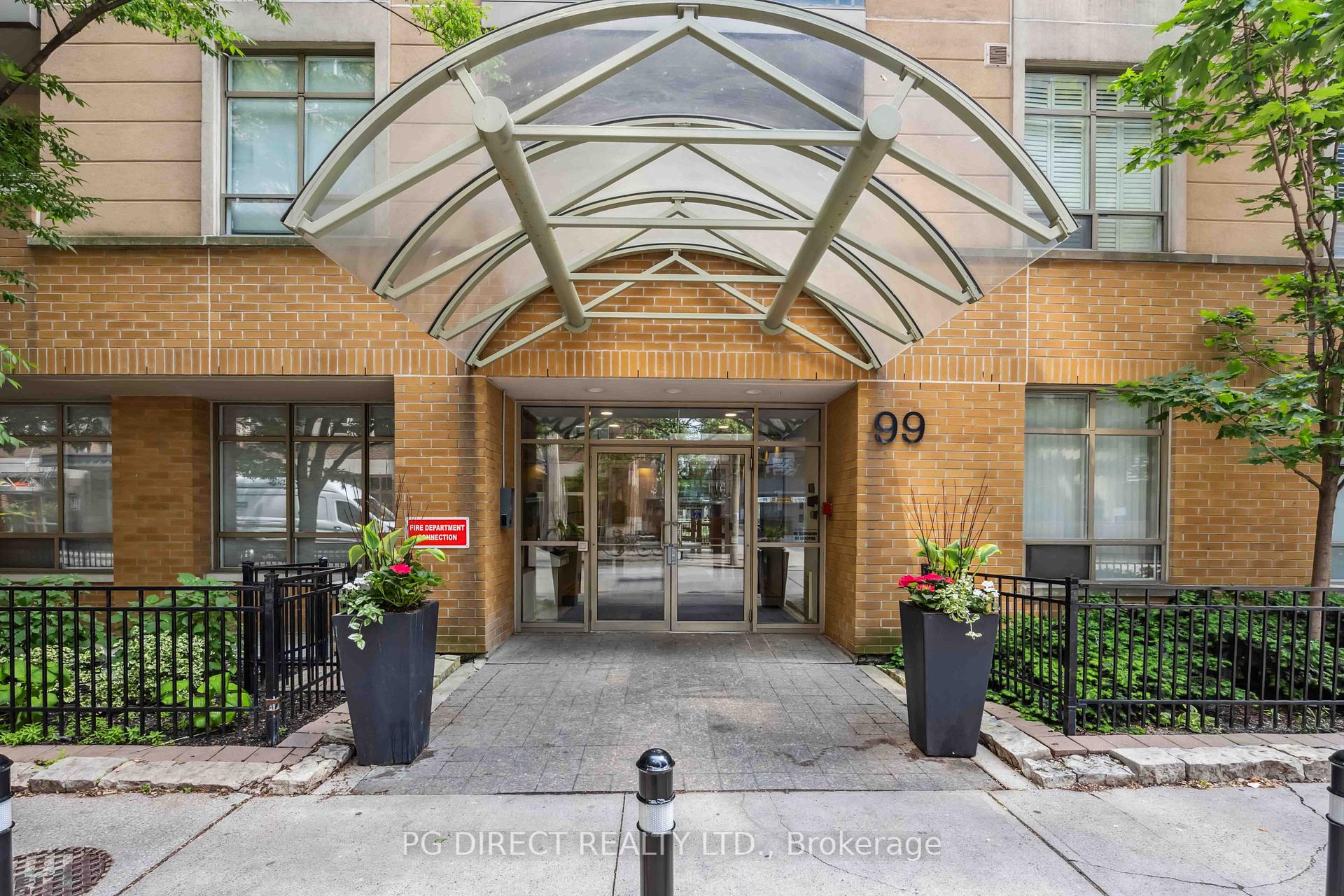 2 Bedrooms Condo at 99 Hayden, Toronto For sale