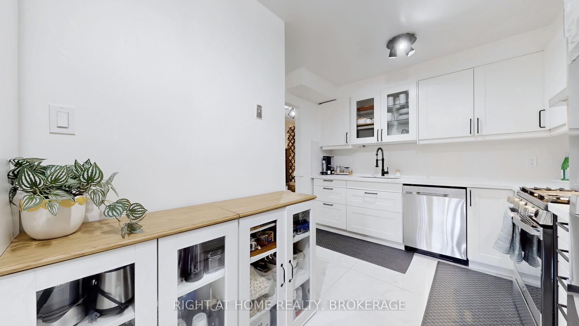 4 Bedrooms Condo at 4193 Longmoor, Burlington For sale