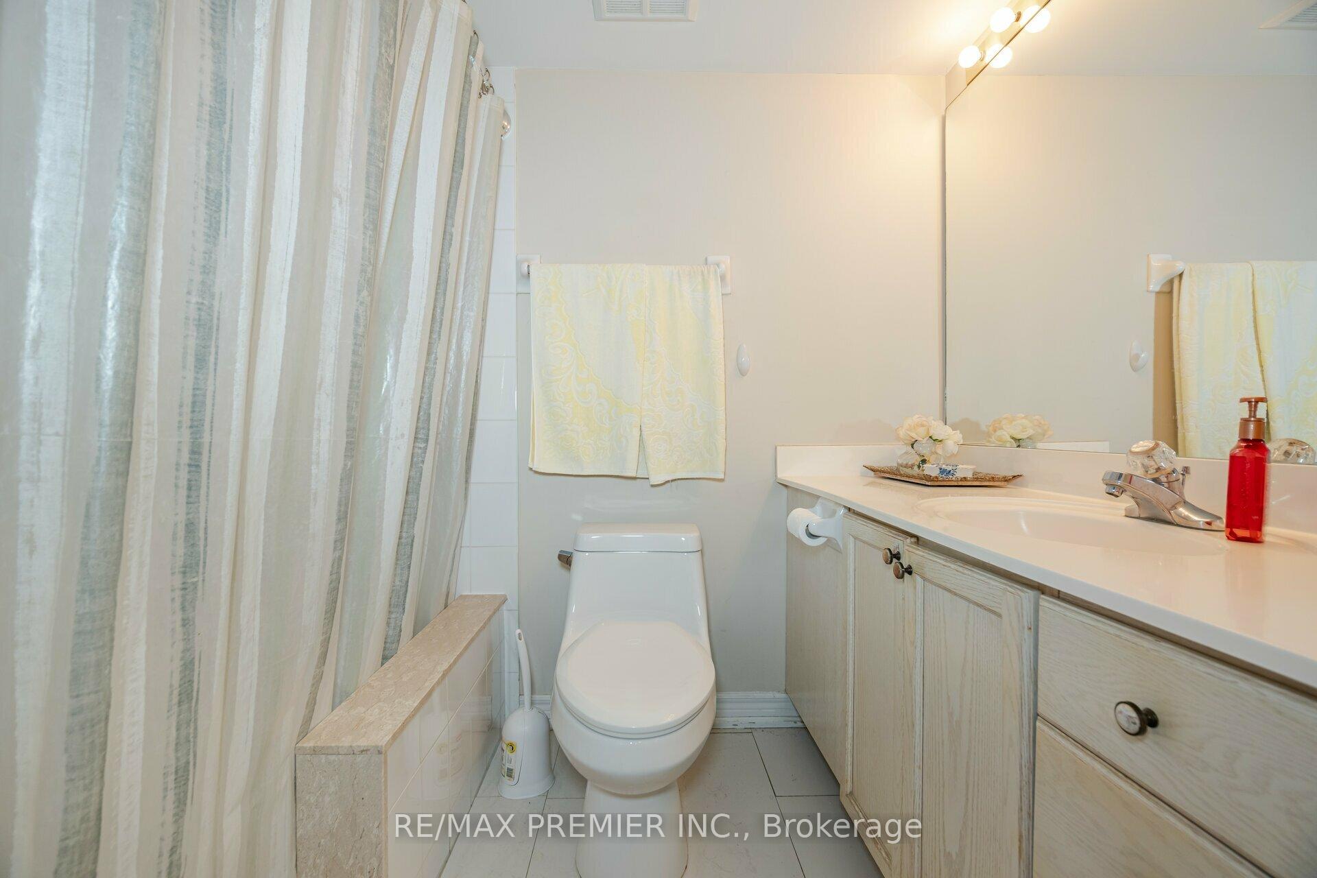 2 Bedrooms Condo at 121 Woodbridge,  Vaughan For sale