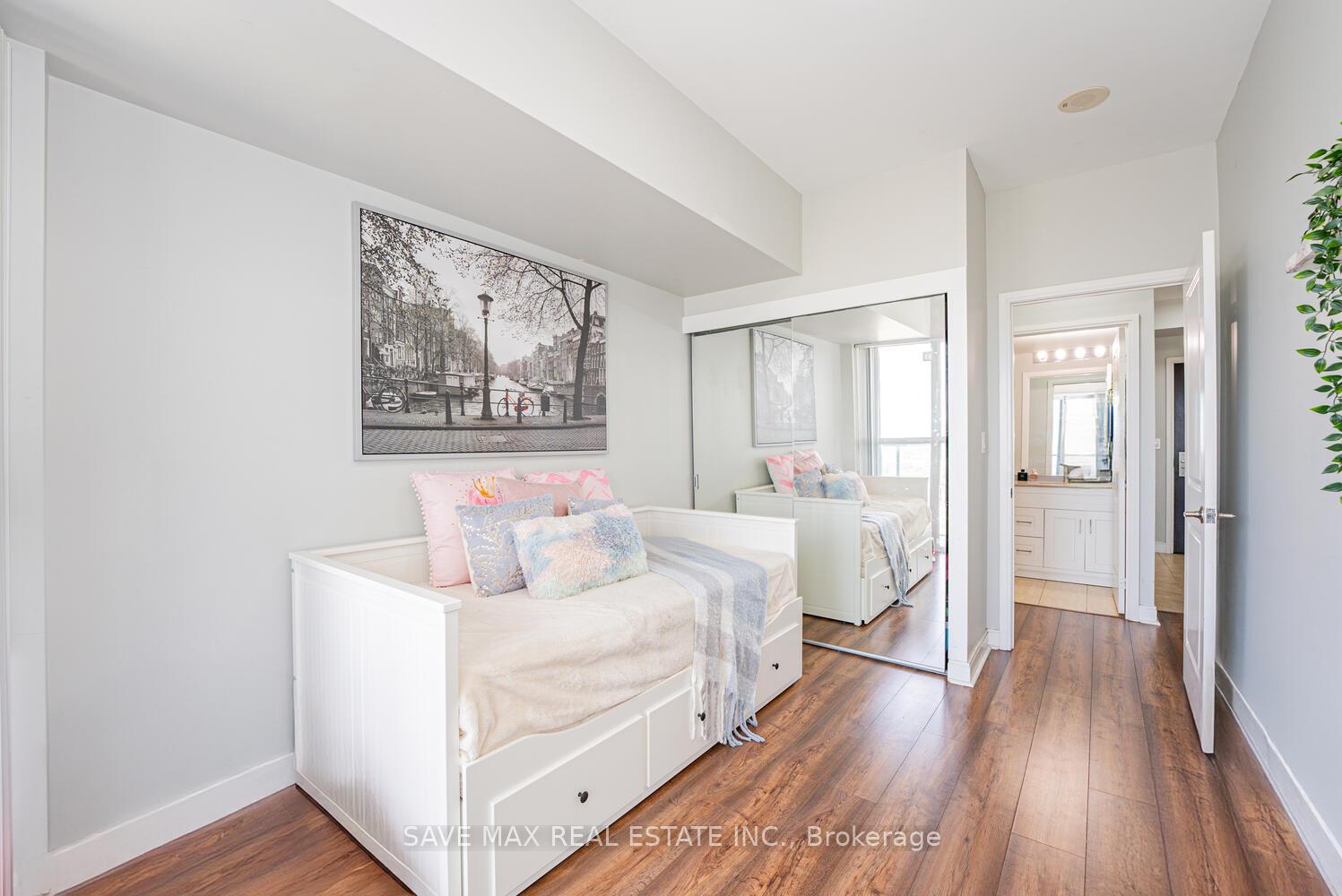 2 Bedrooms Condo at 60 Absolute, Mississauga For sale