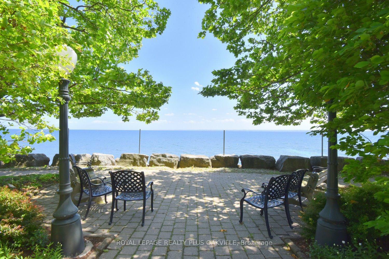 2 Bedrooms Condo at 2190 Lakeshore, Burlington For sale