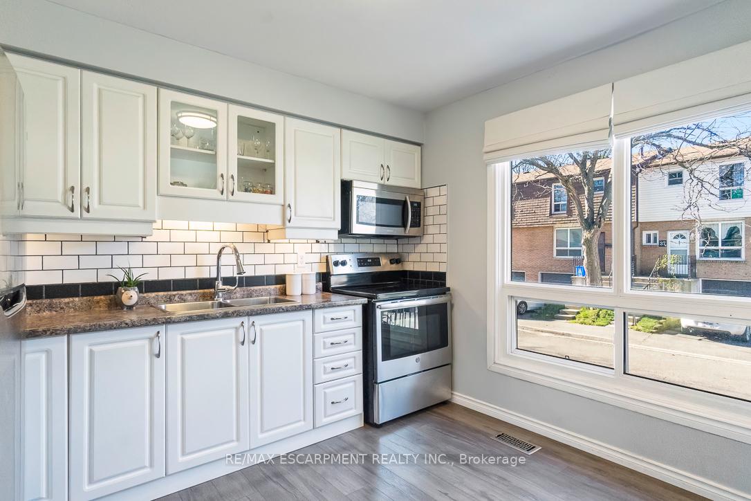 3 Bedrooms Condo at 1301 Upper Gage, Hamilton For sale