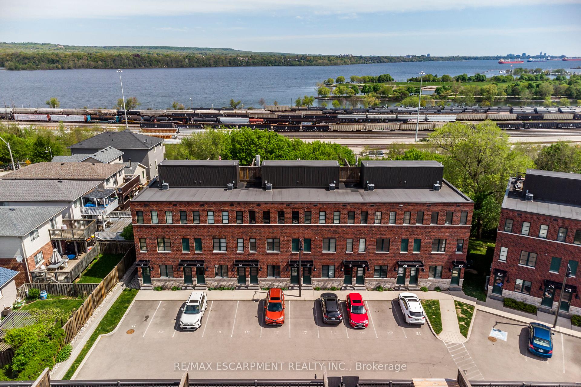 3 Bedrooms Condo at 290 Barton, Hamilton For sale