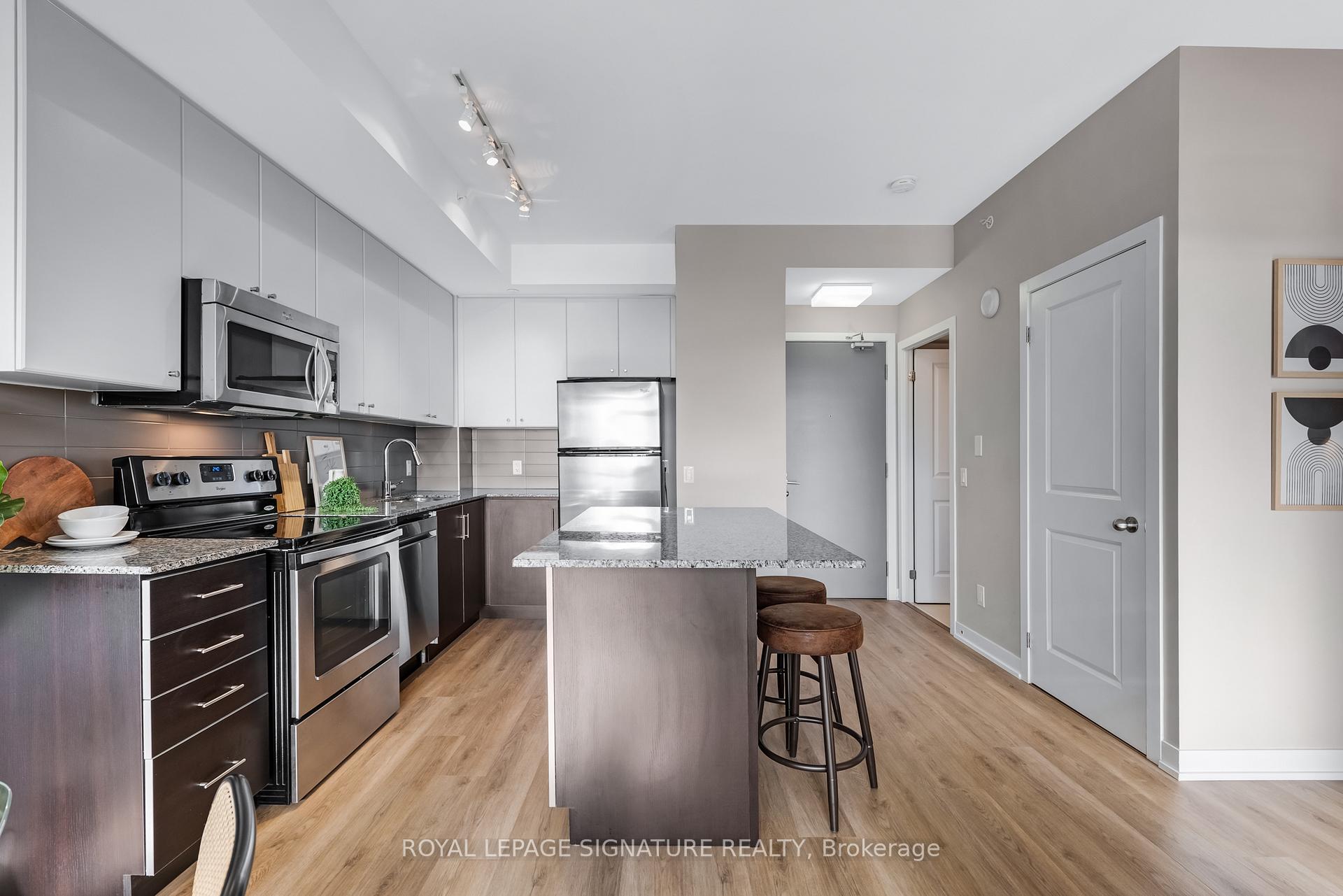 2 Bedrooms Condo at 8 Fieldway, Toronto For sale