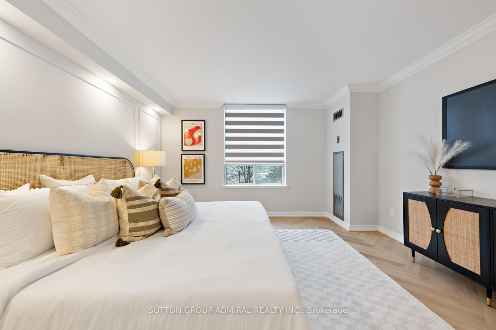 2 Bedrooms Condo at 7 Townsgate, Vaughan For sale