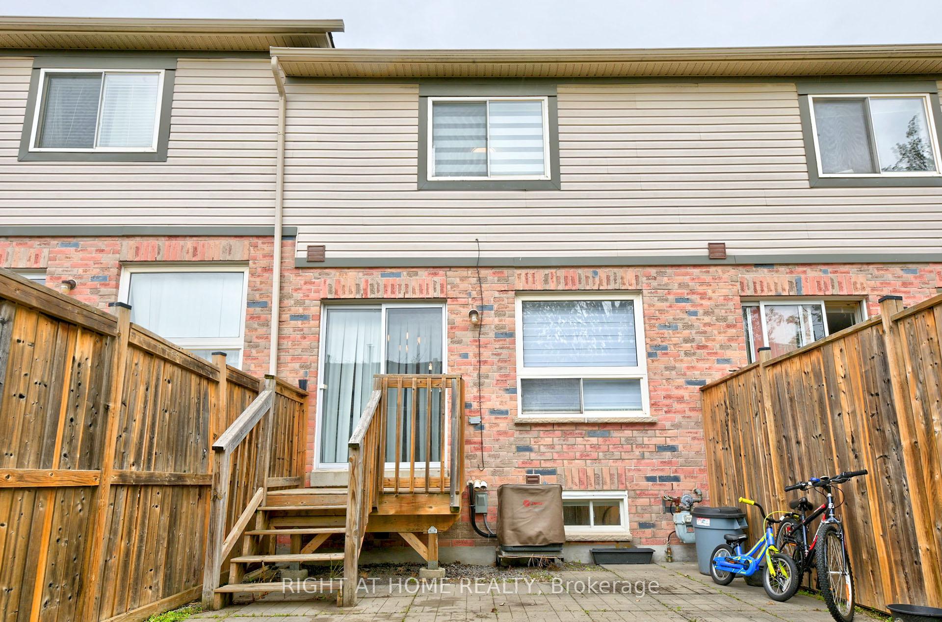3 Bedrooms Condo at 4600 Kimbermount, Mississauga For sale